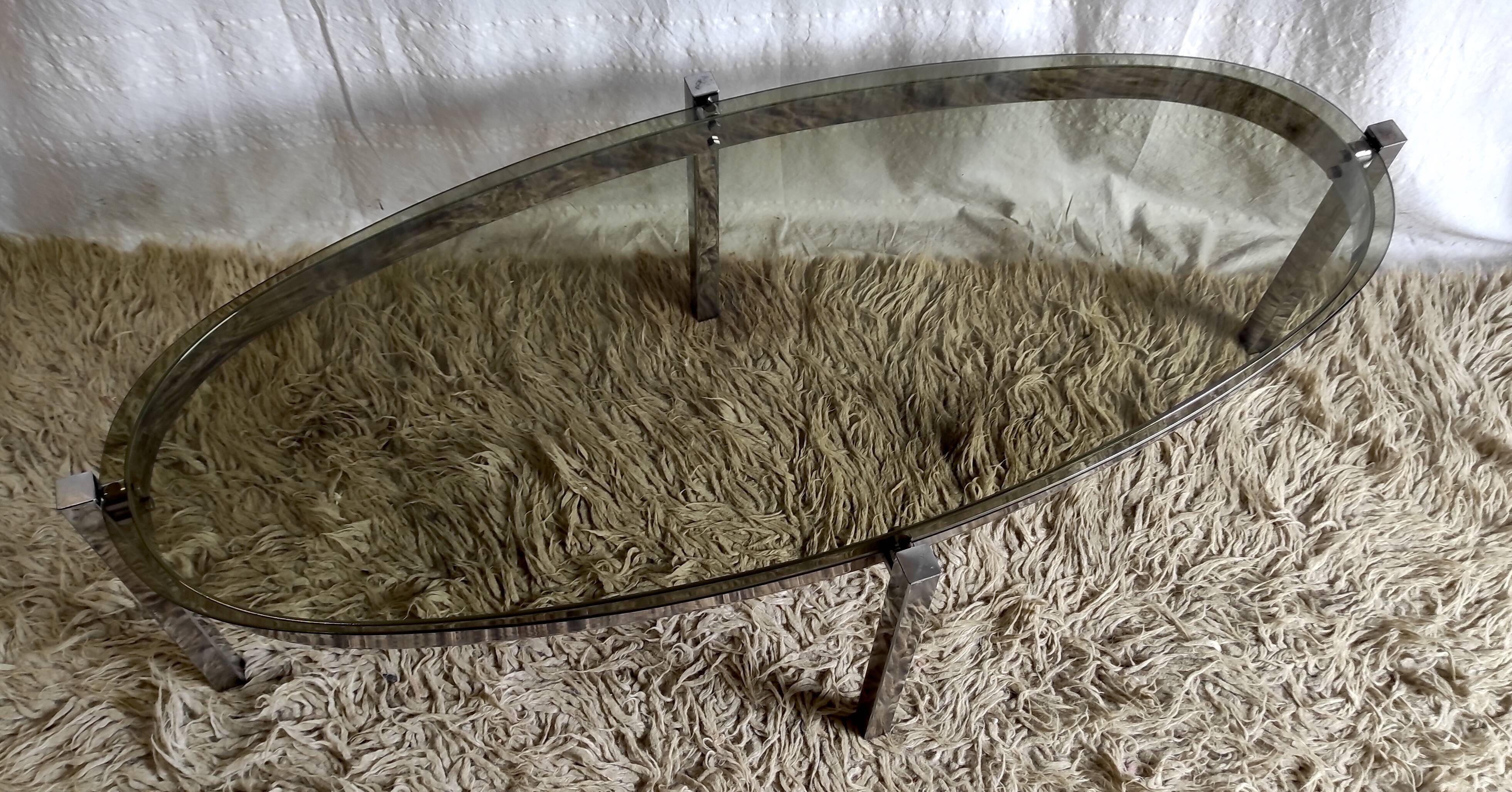Table basse de forme élyptique en metal chomé et verre fumé, années 70