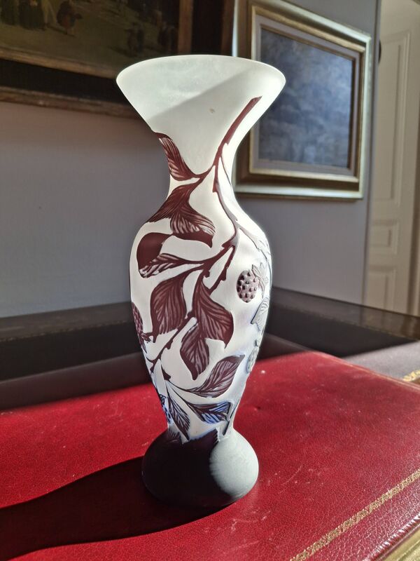 Vase en verre multicouches dégagé à l'acide, signé, hauteur 25,2 cm