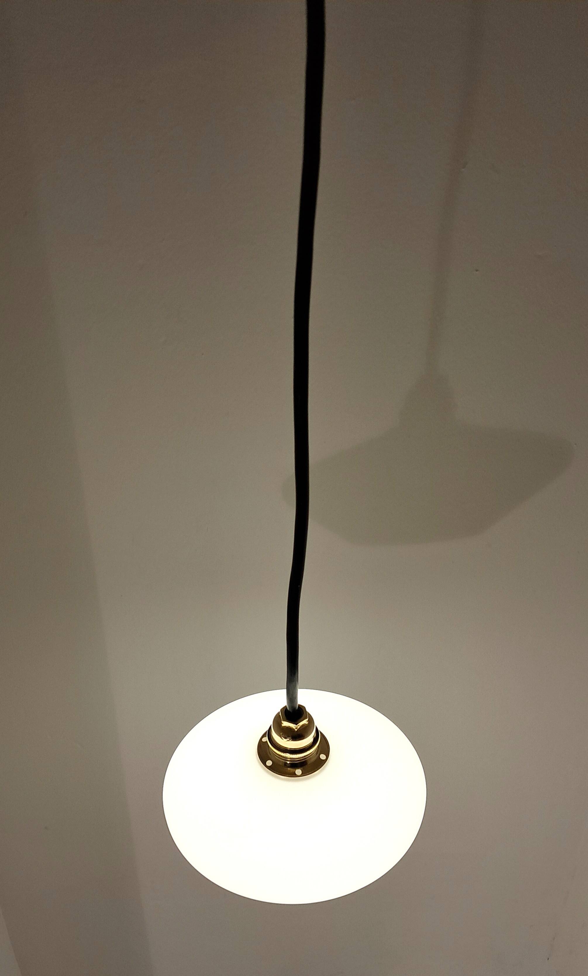 Adjustable suspension in white opaline