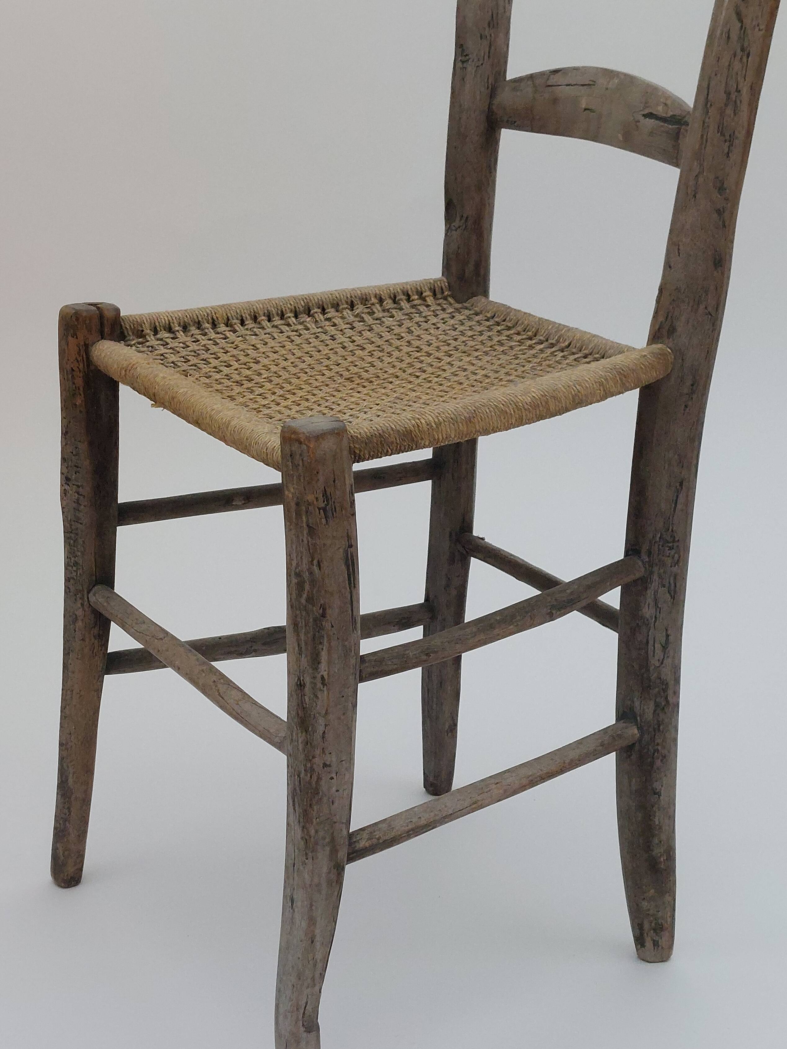 Antique wooden patinated travail populaire rope seat chair