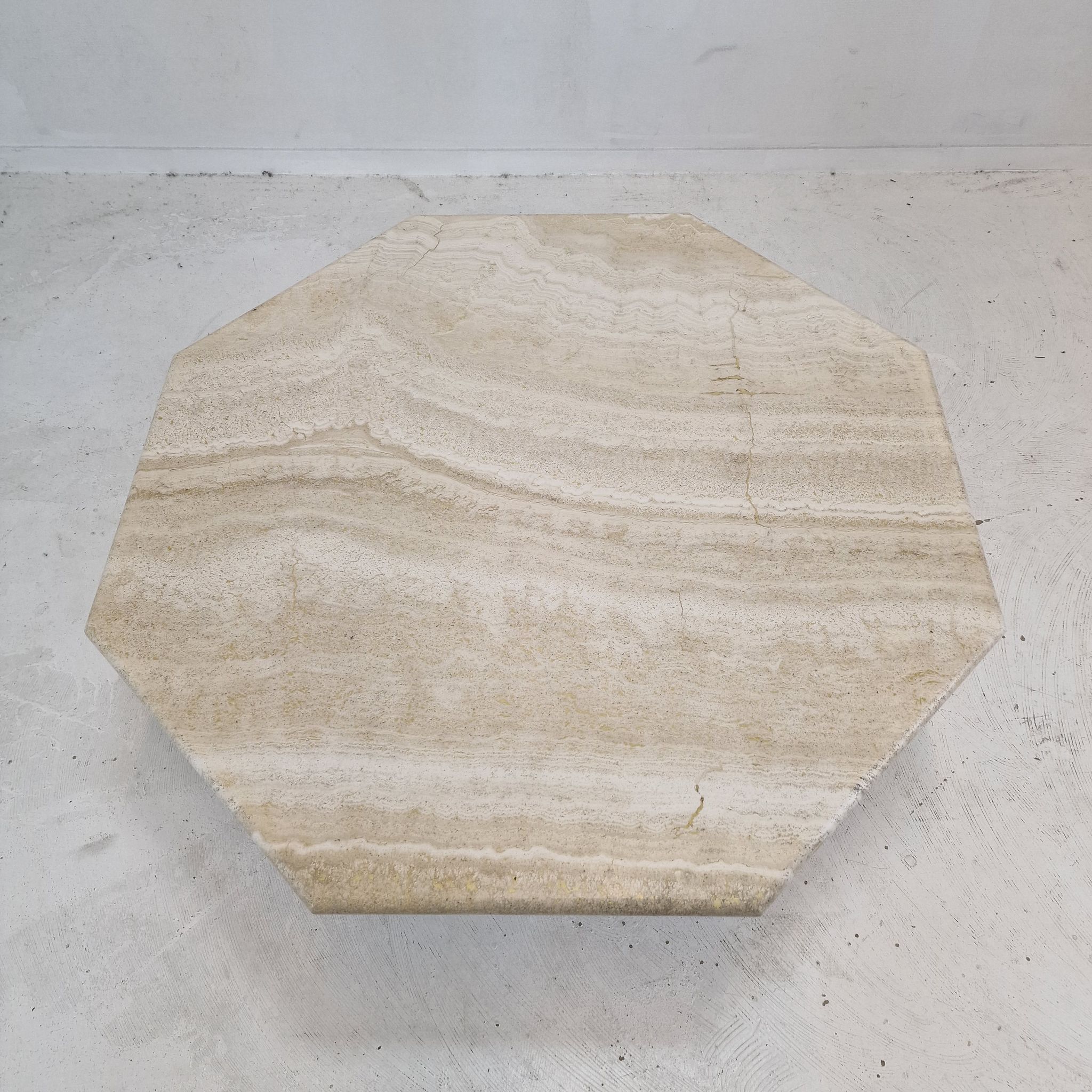 Table basse octogonale italienne en travertin, années 1980.