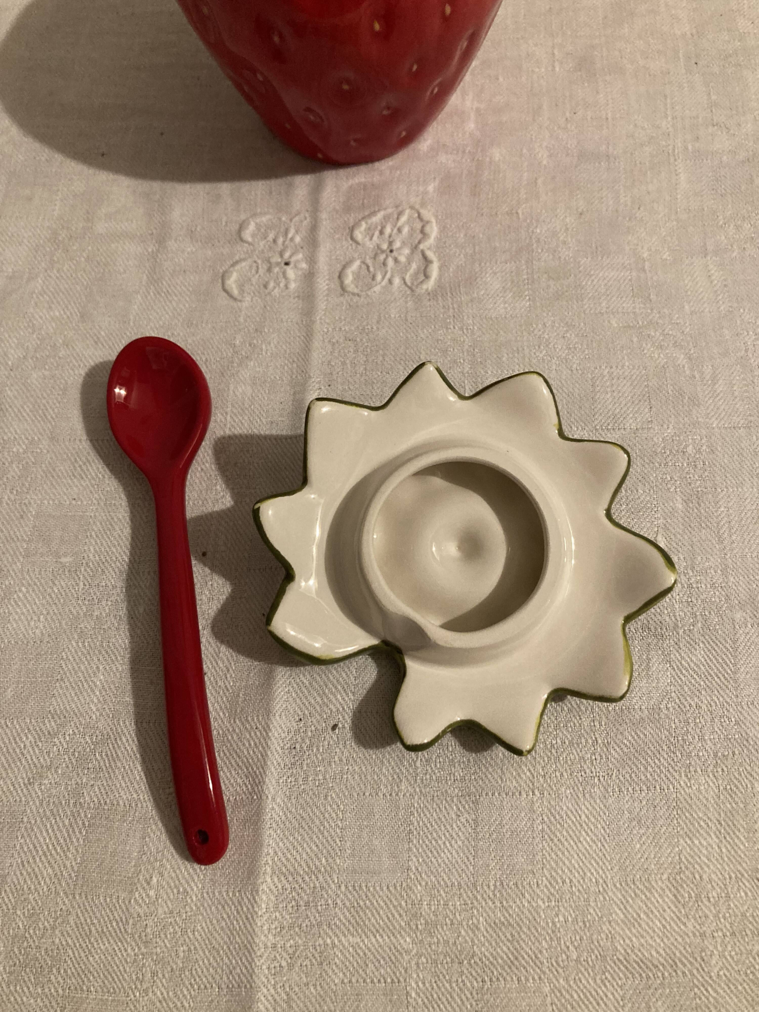 Strawberry-shaped jam slip