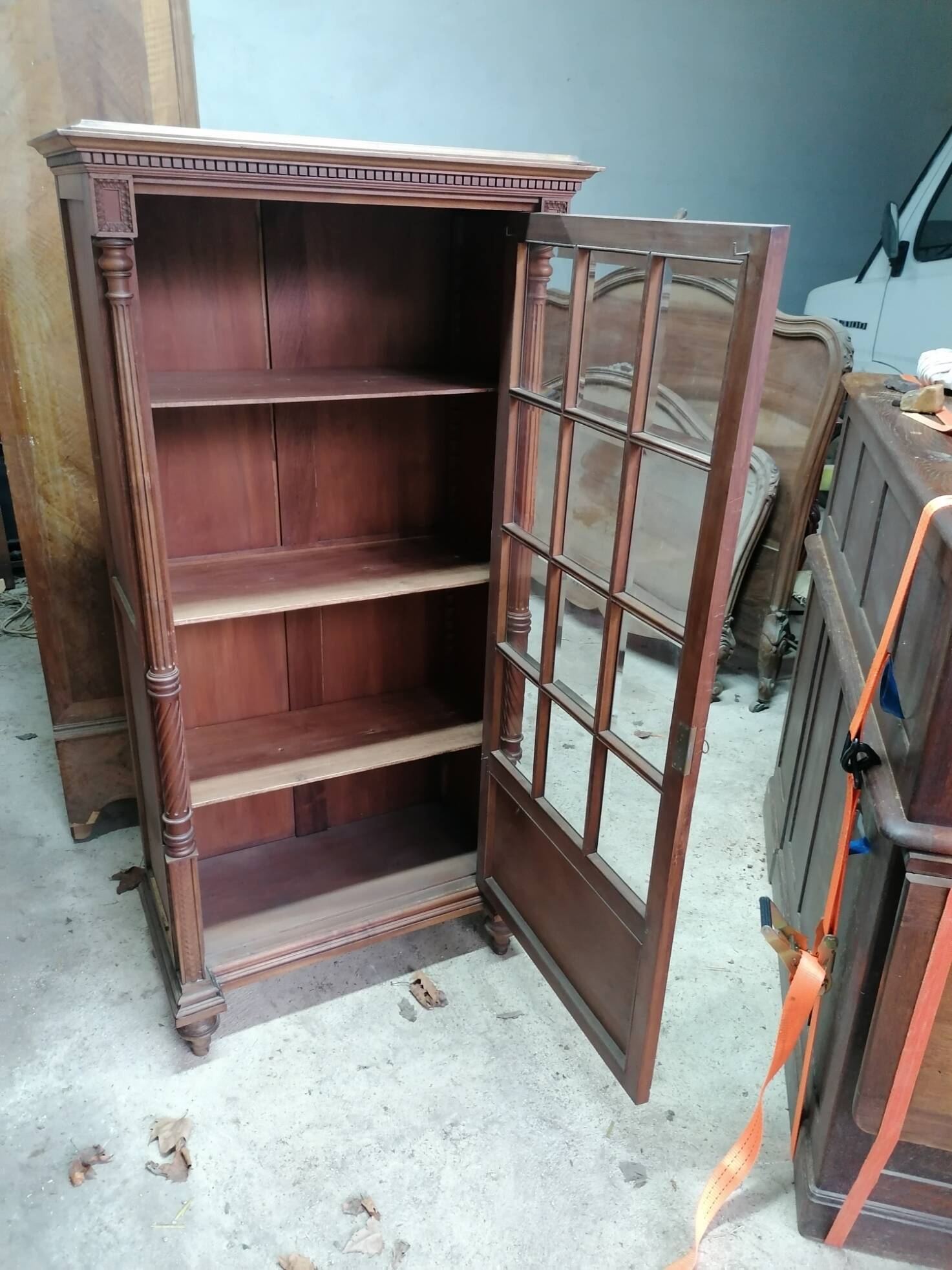 Vitrine à étagères style Henri 2.