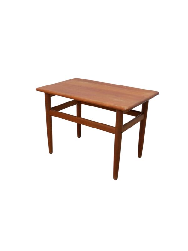 Table d'appoint danoise par Niels Bach