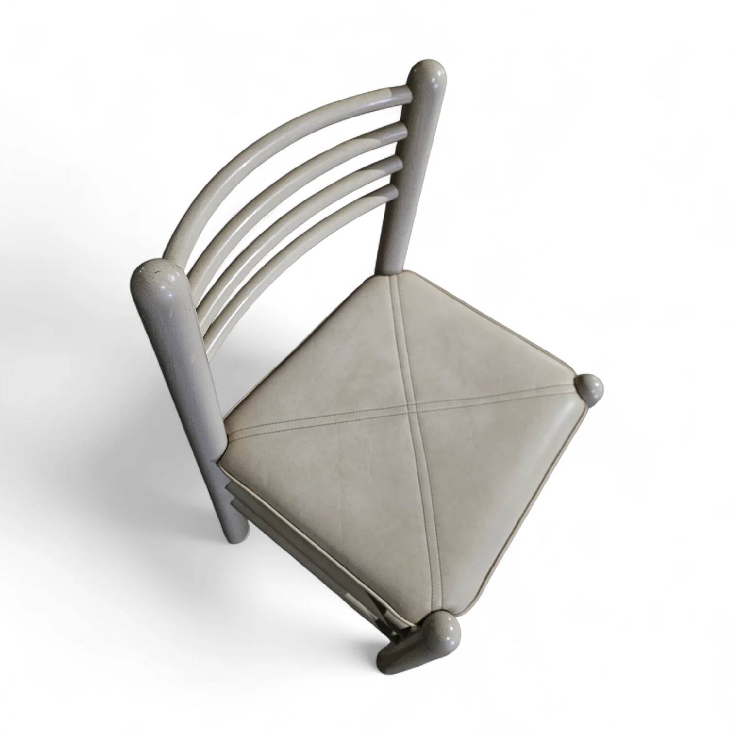 5 x dining chairs / light grey wooden frame / leather seat / Germany 1970s / labeled "ideen für kuchen - innenarchitektur"