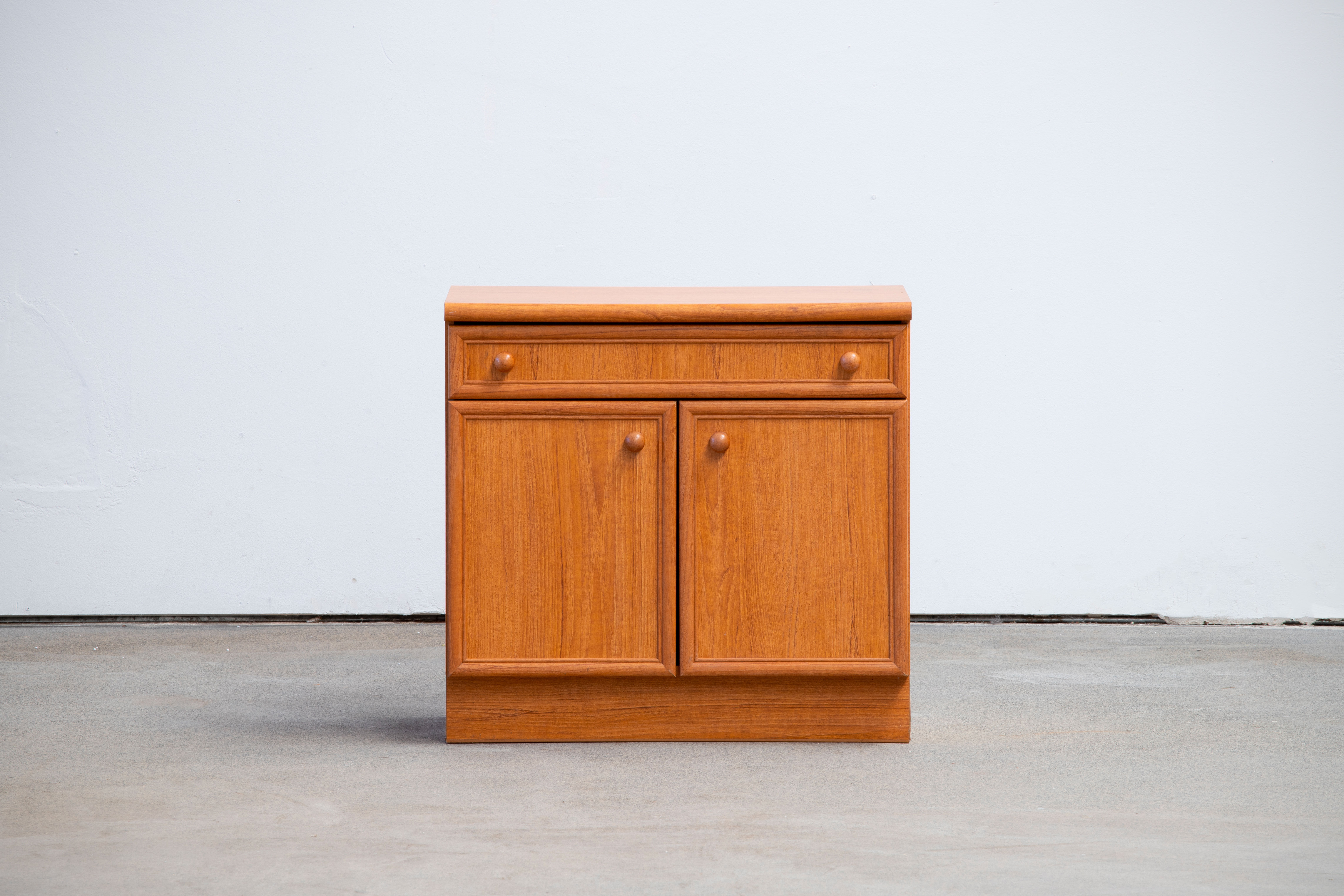 Scandinavian buffet 80 cm