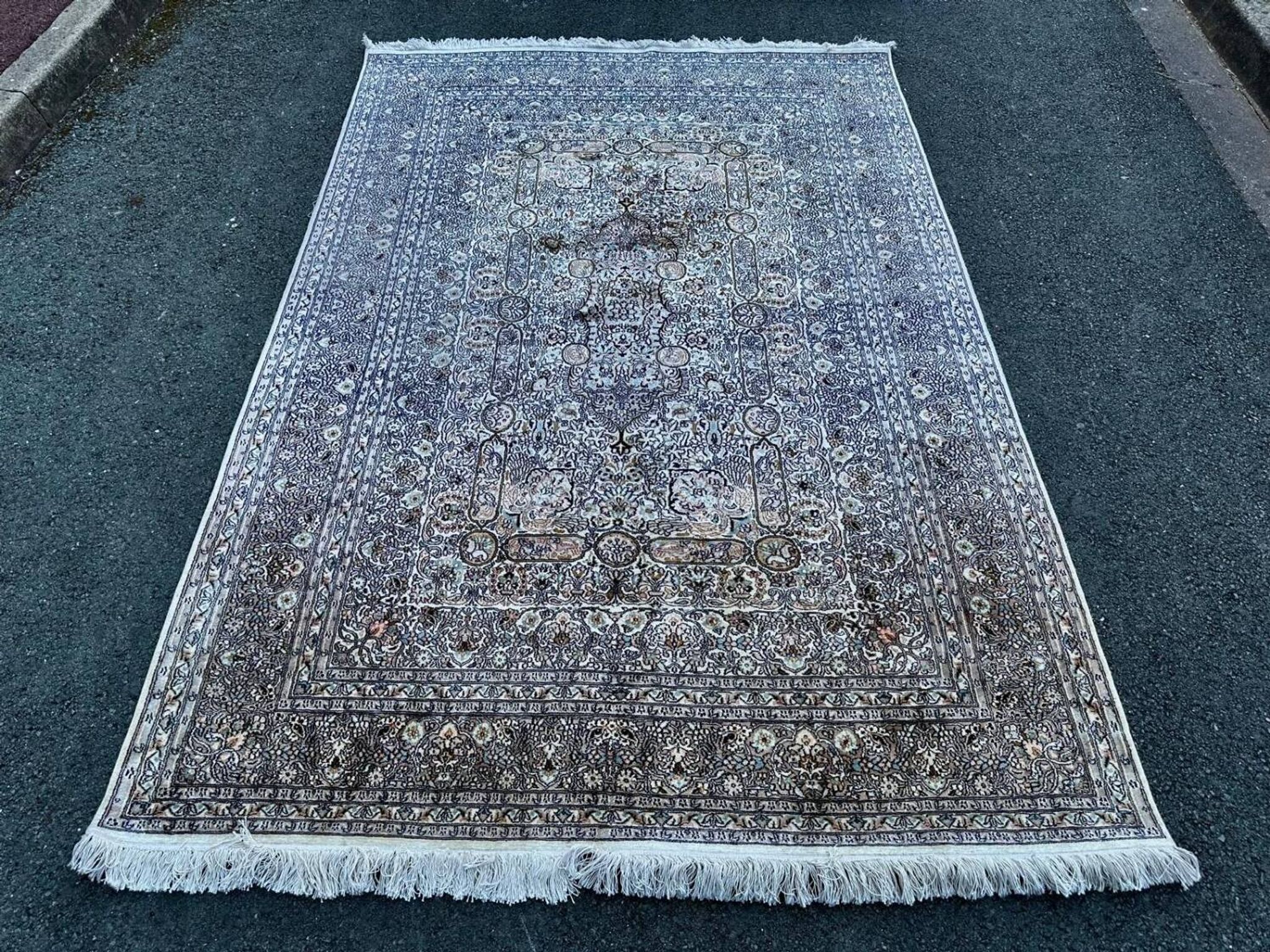 Tapis persan en soie noué à la main