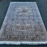 Tapis persan en soie noué à la main