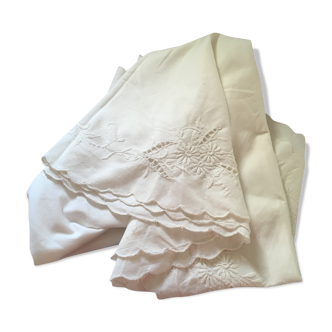 Round tablecloth in embroidered white cotton