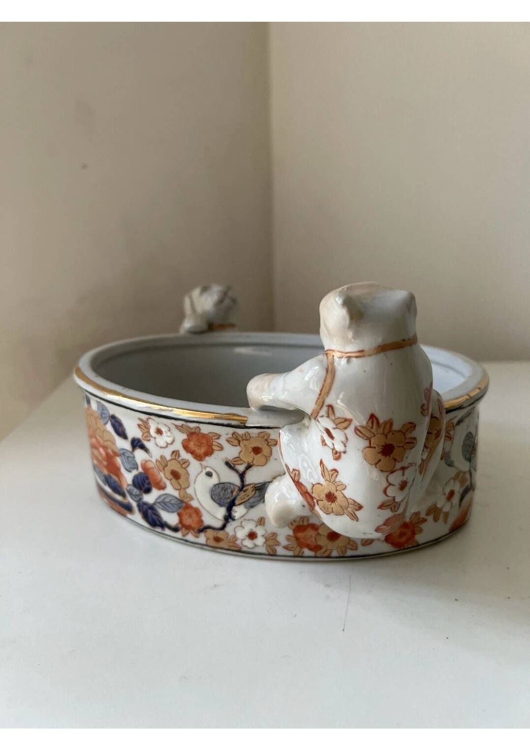Antique Imari planter with zoomorphic dog decoration, 19th century.