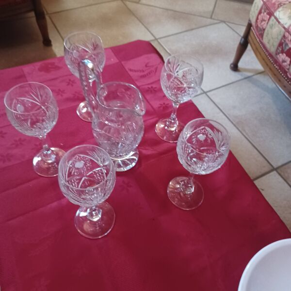 Verres à vin et pichet en cristal taillé Baccarat