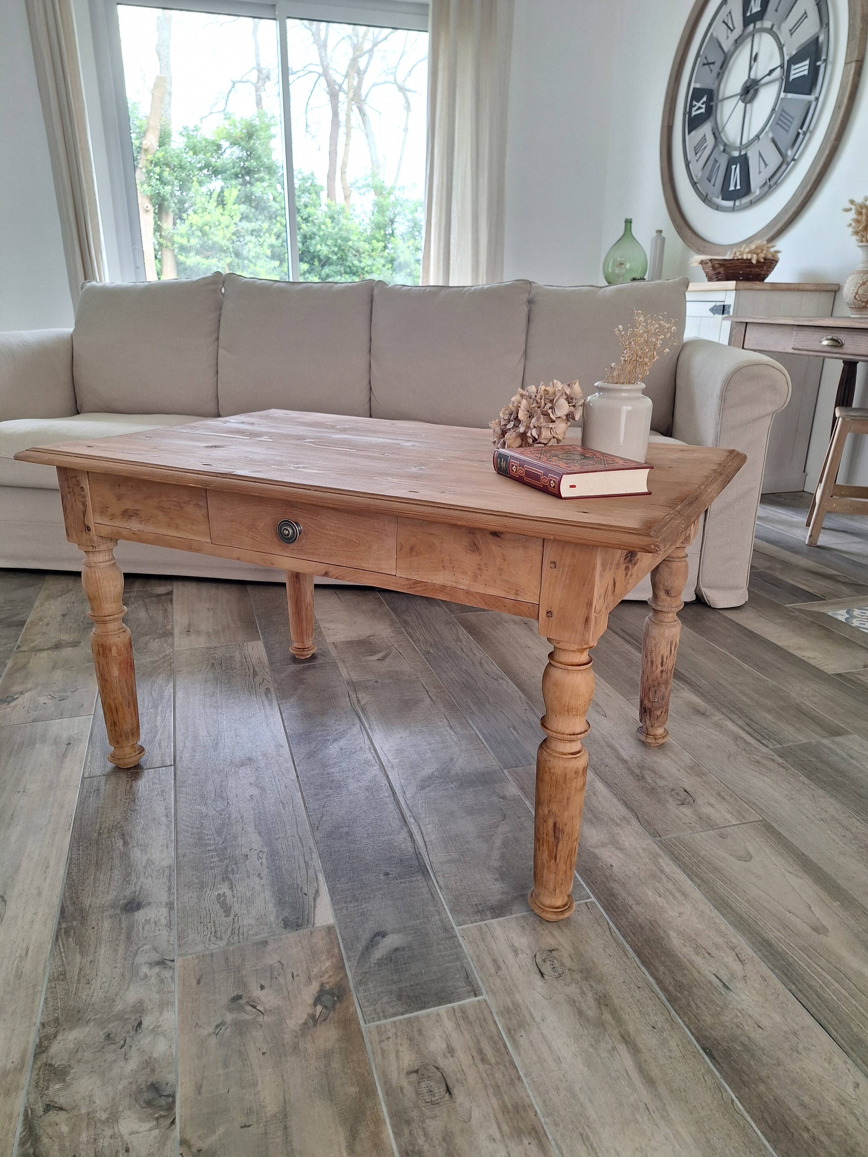 Farmhouse coffee table in solid wood, country style.