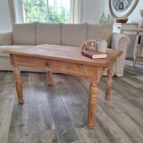 Farmhouse coffee table in solid wood, country style.