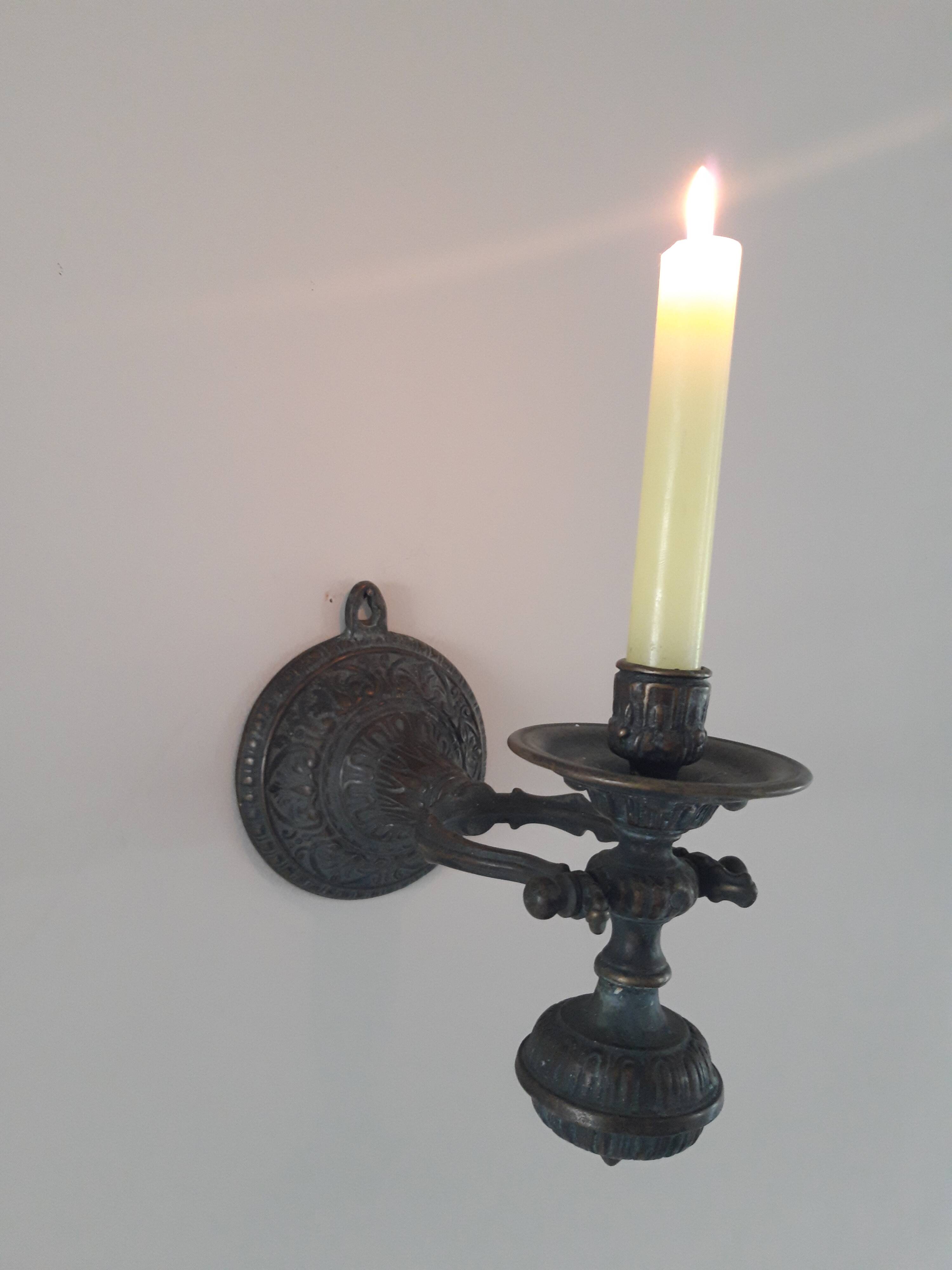 Bronze pendulum candle holder