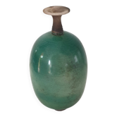 Vase en céramique vert pansu avec pied et col haut et étroit en raku signé