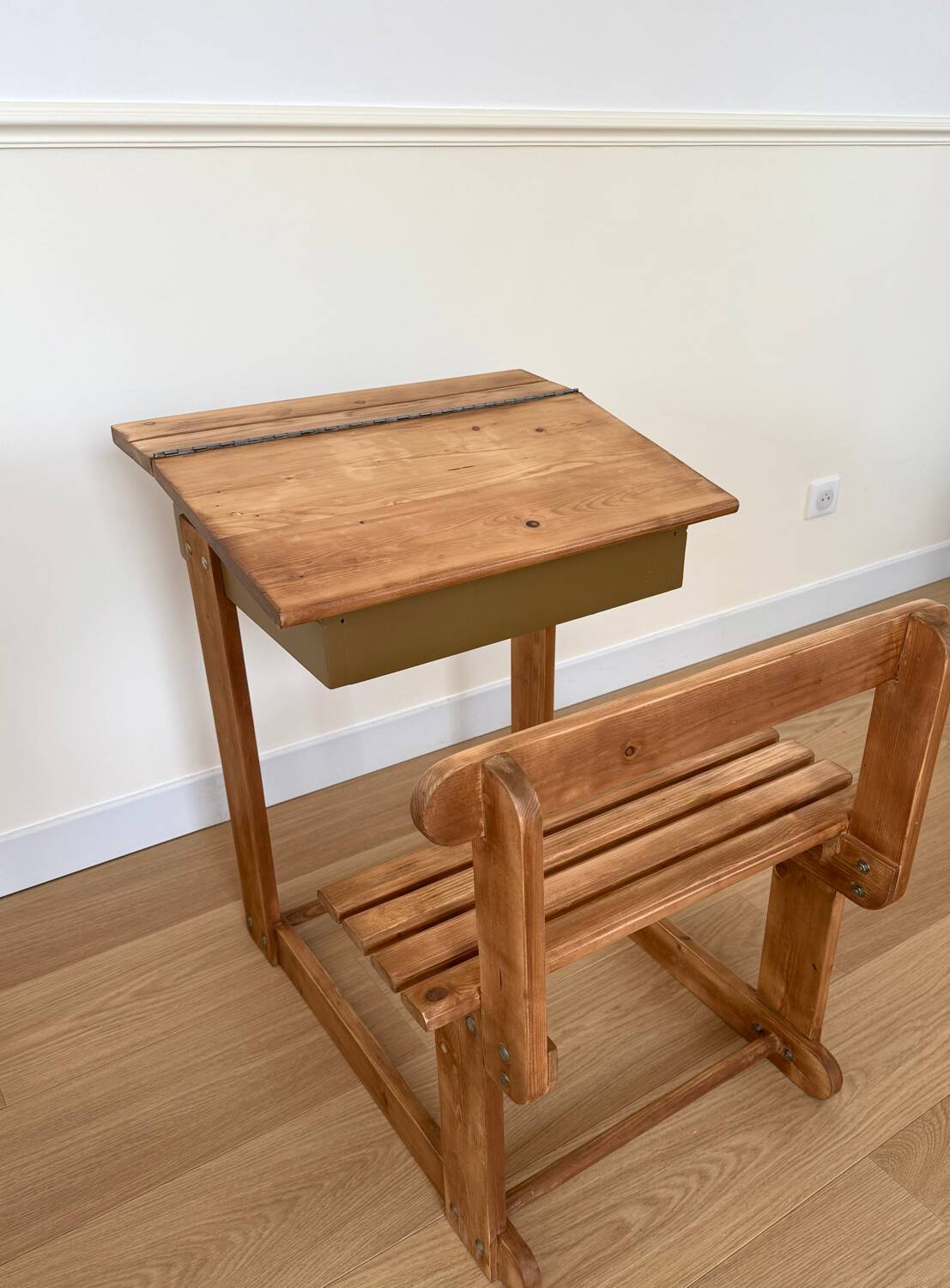Bureau d’écolier en bois, rénové