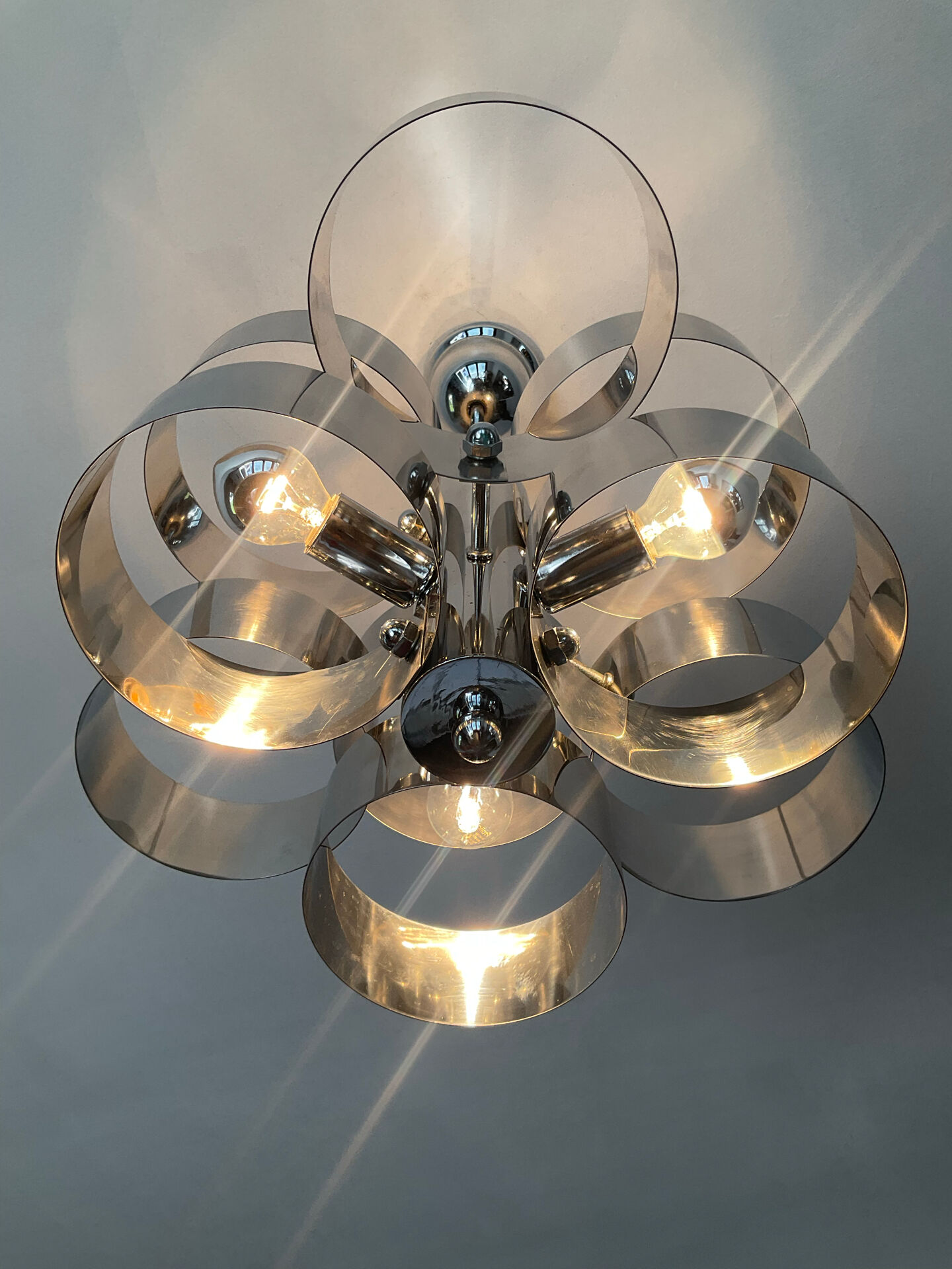 Chrome metal Space Age Sciolari chandelier from the 1970s.