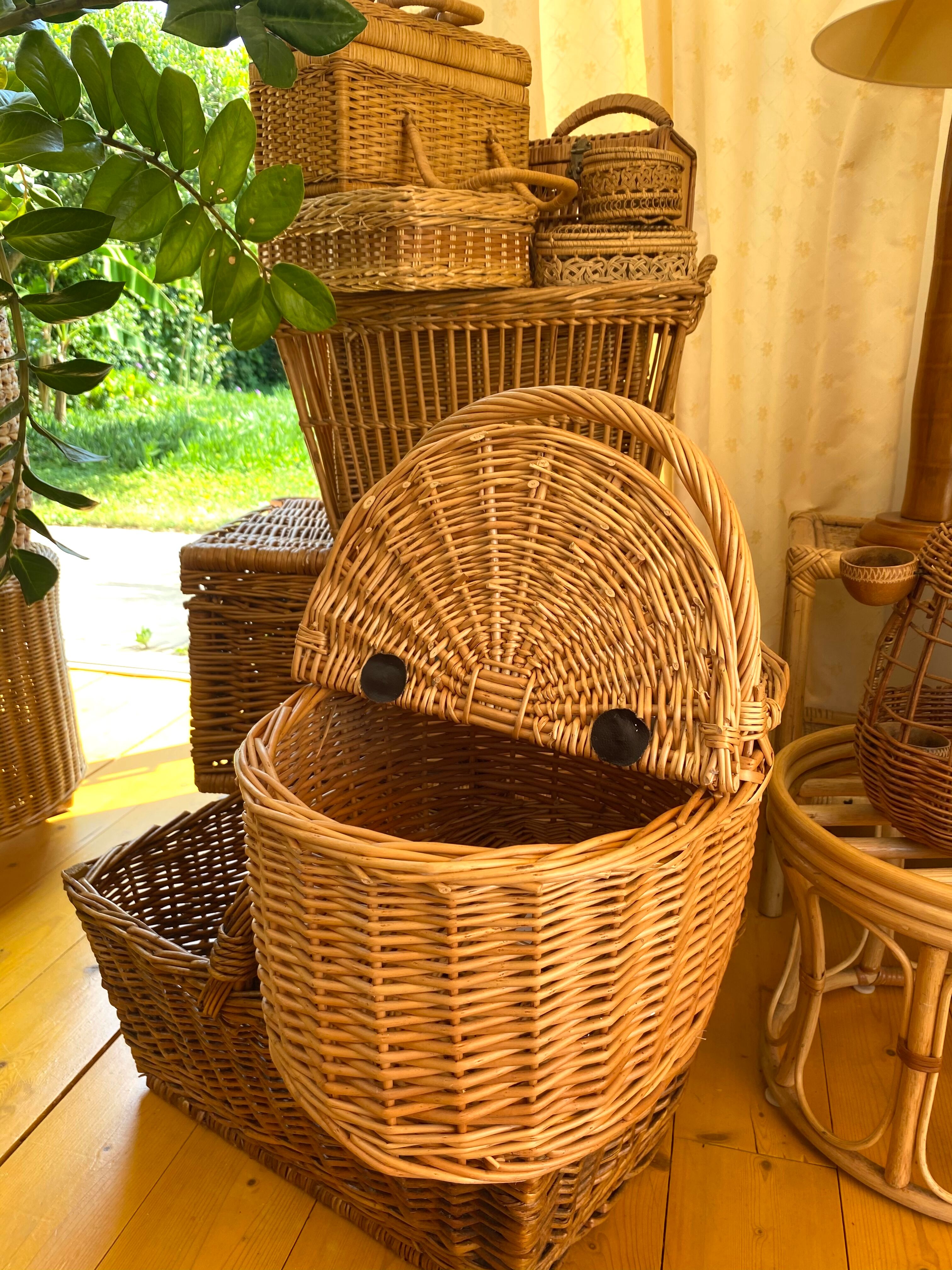 Wicker rattan picnic basket from the 70s