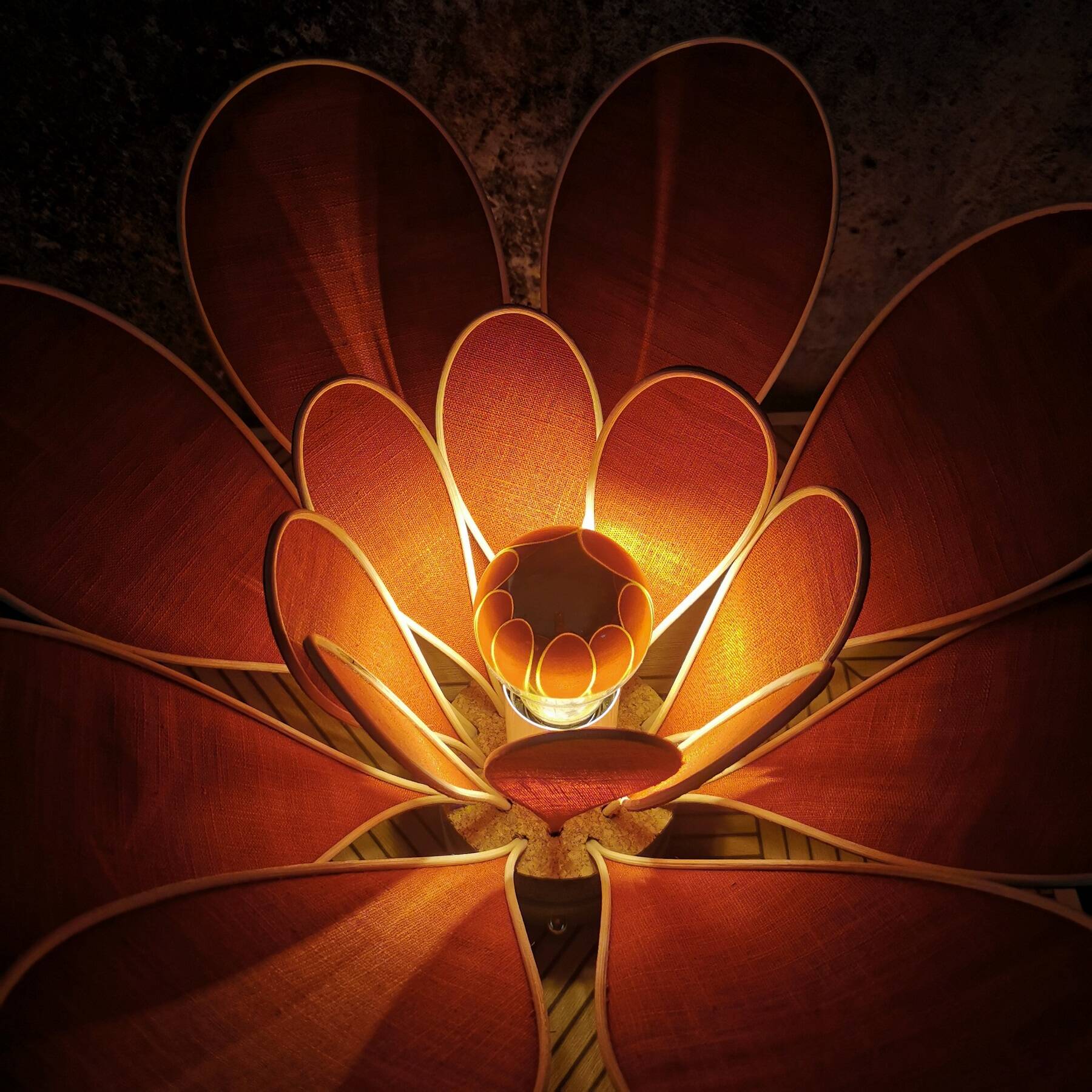 Flower table lamp made of rattan and terracotta linen petals