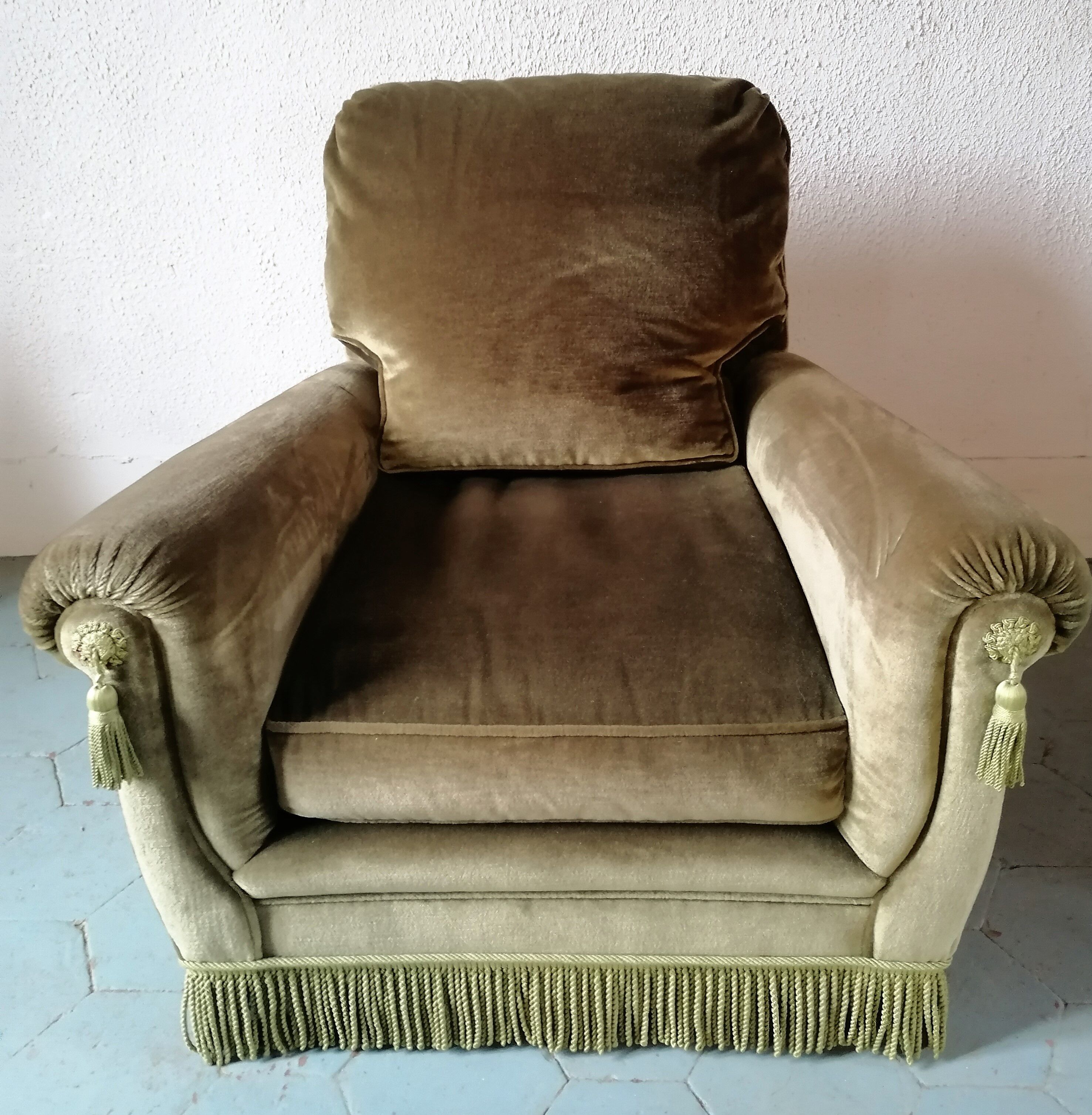 Paire de fauteuils en velours "Jean Roche "