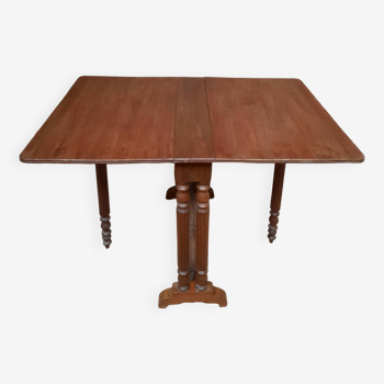 Drop-leaf table called “get leg”