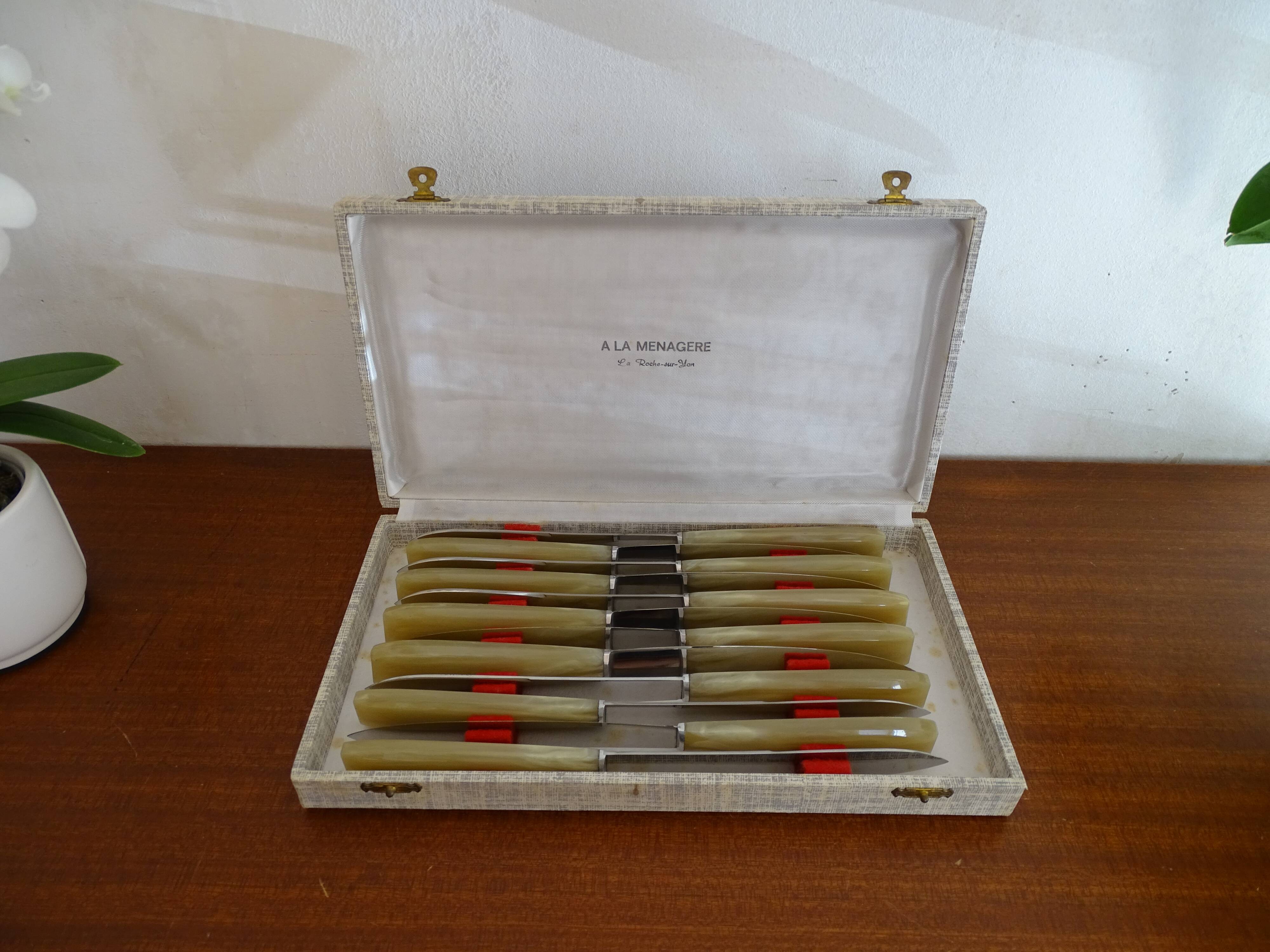 Lot 12 Art Deco style knives in case