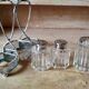 Ensemble de 2 petits salerons et moutardier en verre moulé sur  leur serviteur en métal
