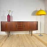Buffet en teck avec portes coulissantes et tiroirs – Mid-Century