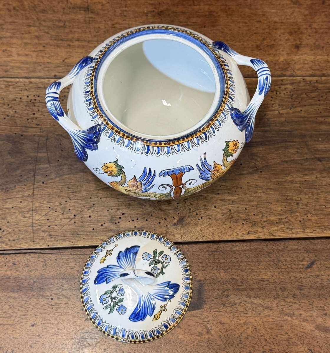 Tea and coffee service in Gien earthenware from the late 19th century with Renaissance decoration.