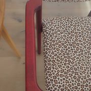 2 fauteuils léopard / bois massif bordeaux