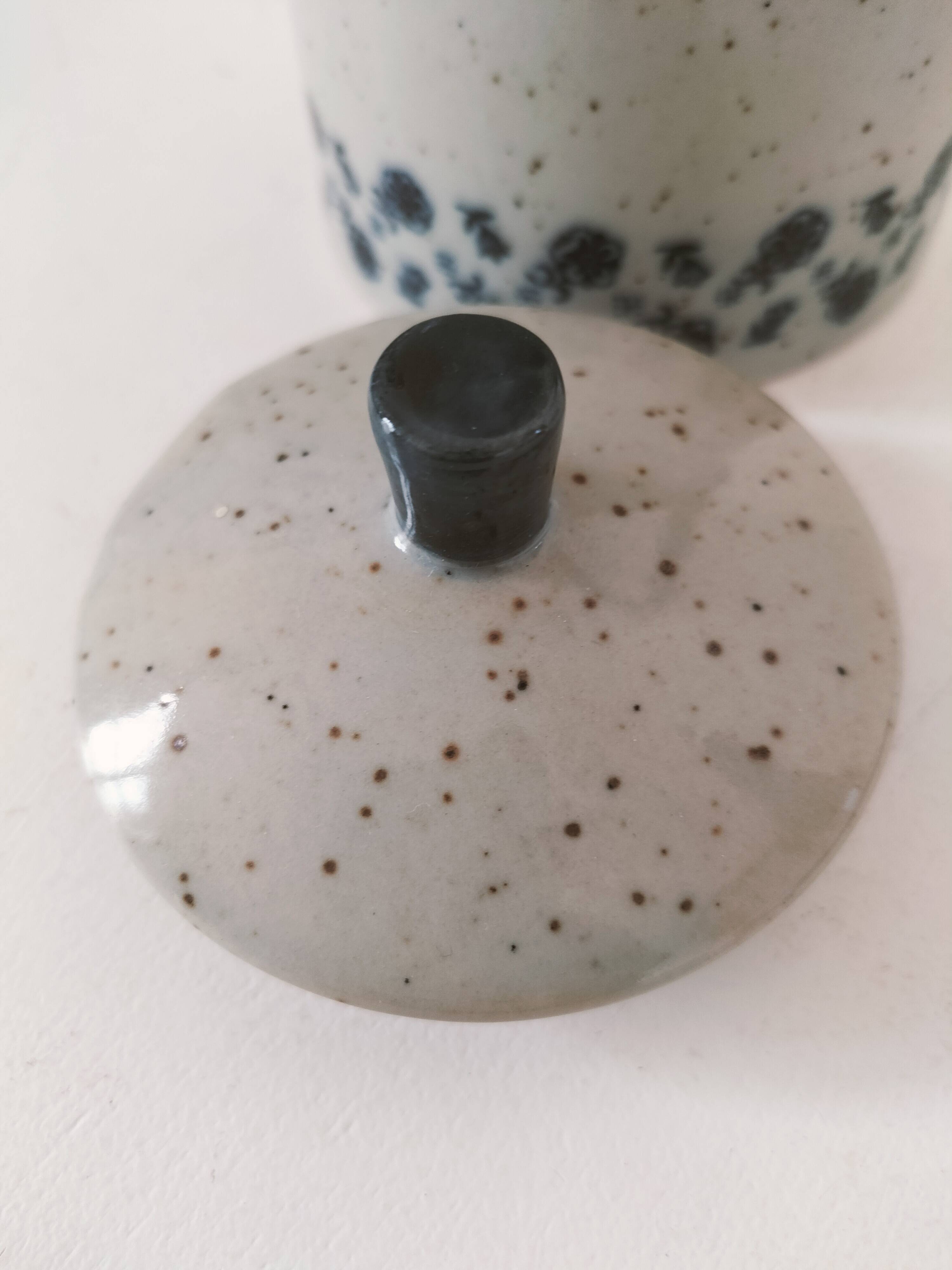 Cafetière vintage en grès moucheté – décor floral bleu marine