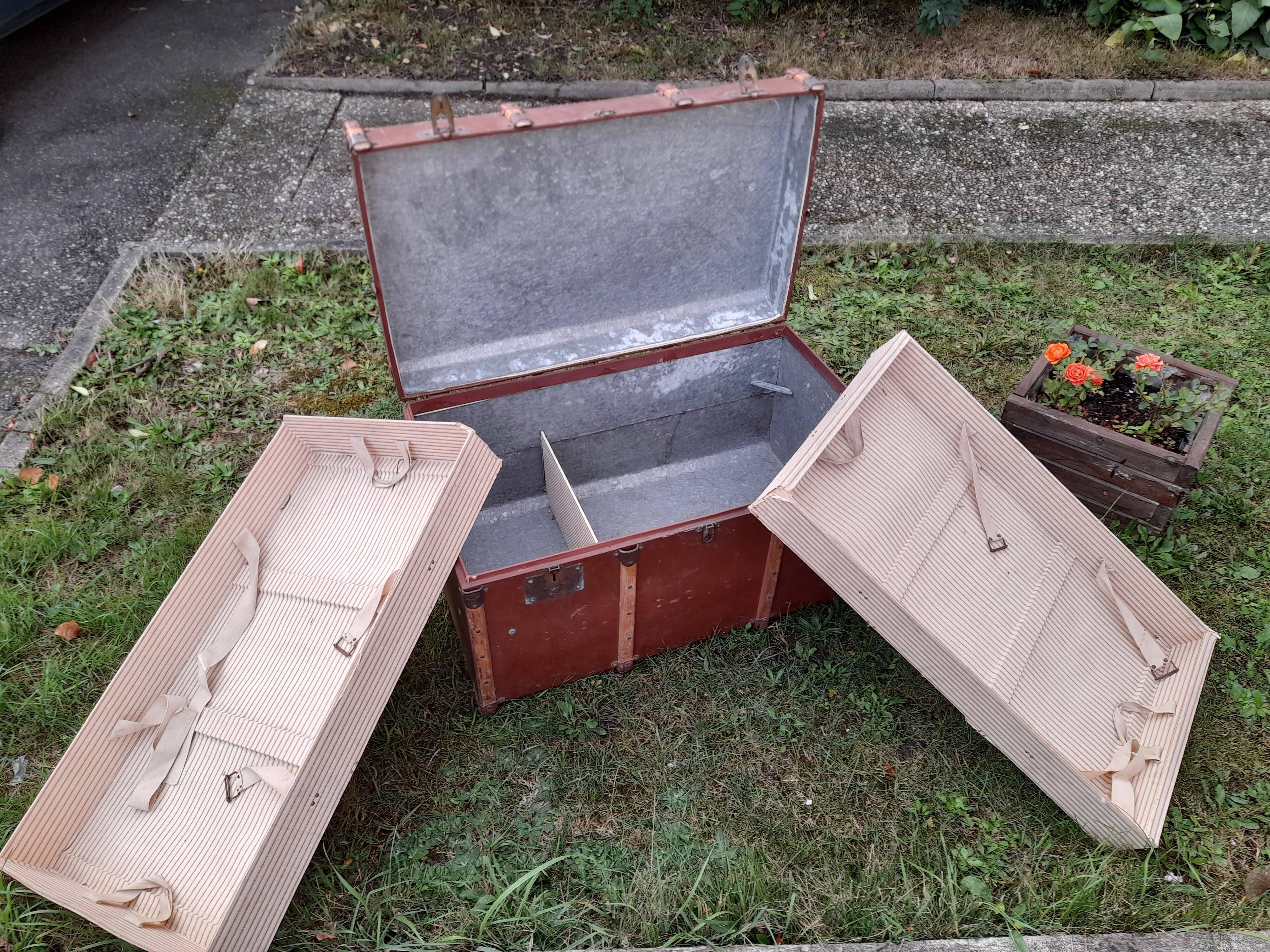 Old mail trunk in zinc
