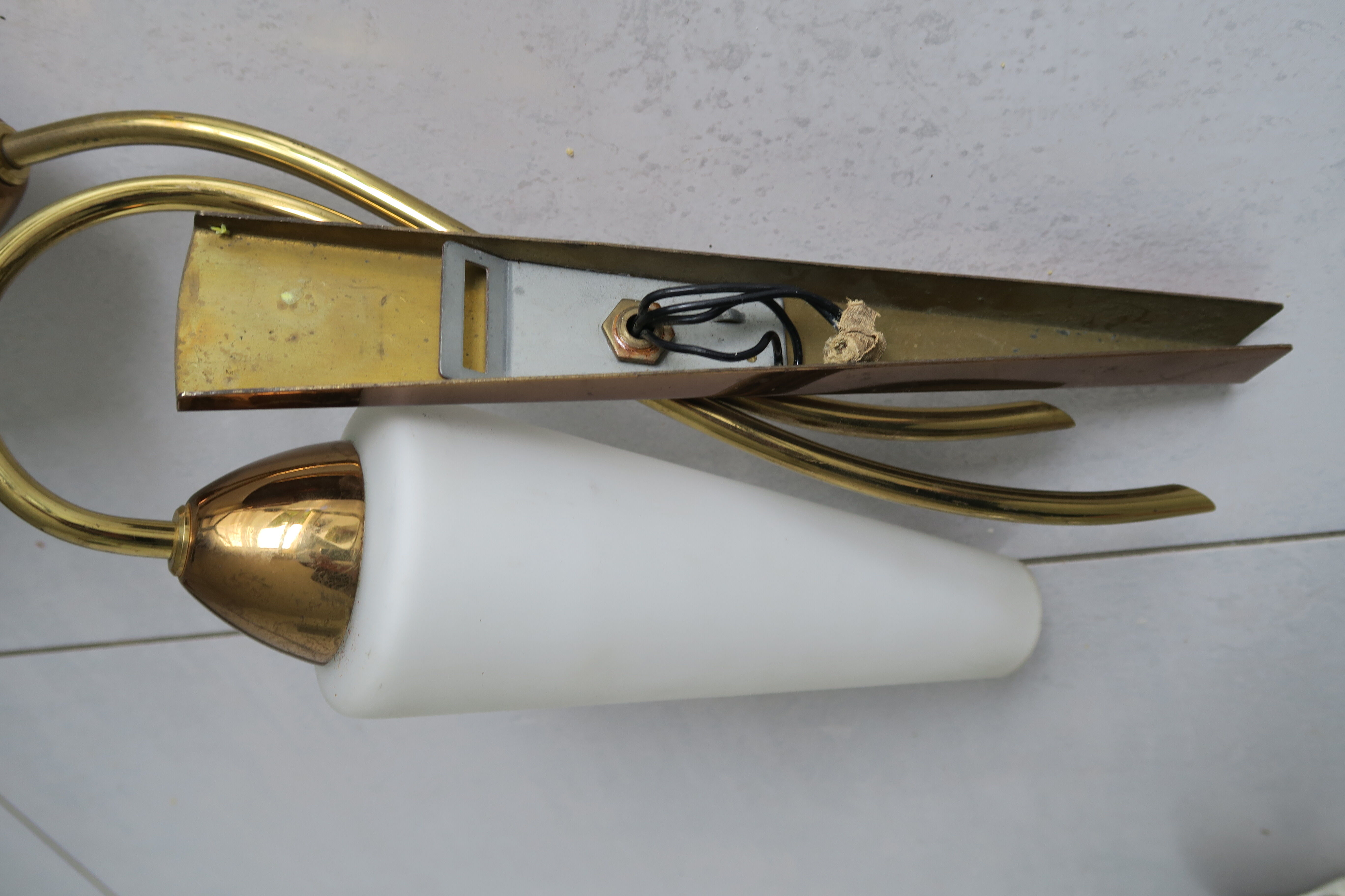 Applique double verre opalin et laiton 2 tons