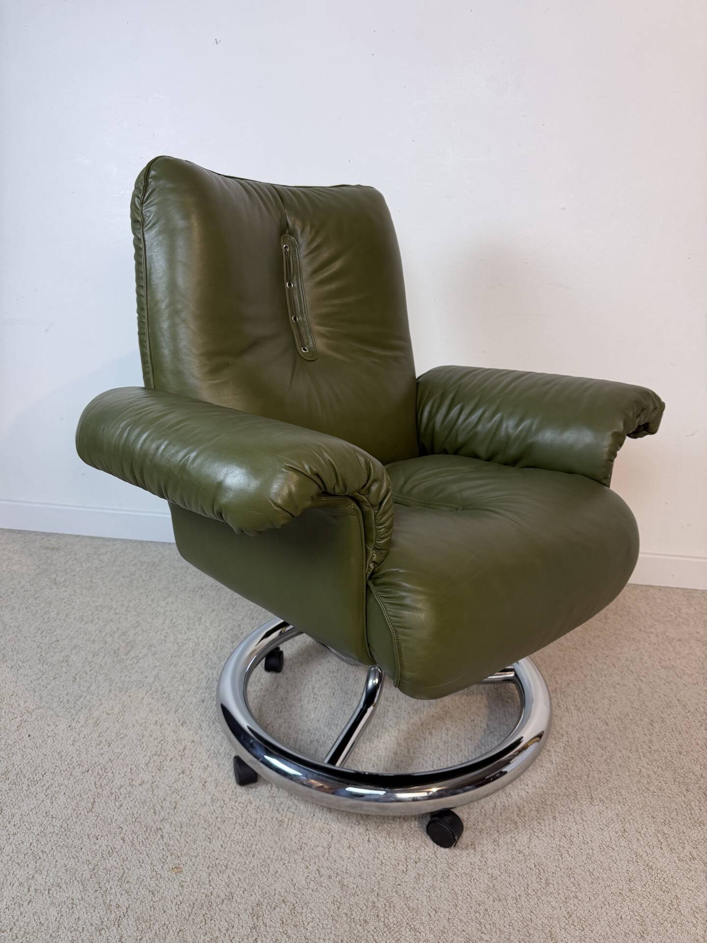 Italian executive armchair attributed to Guido Faleschini for i4 Mari.