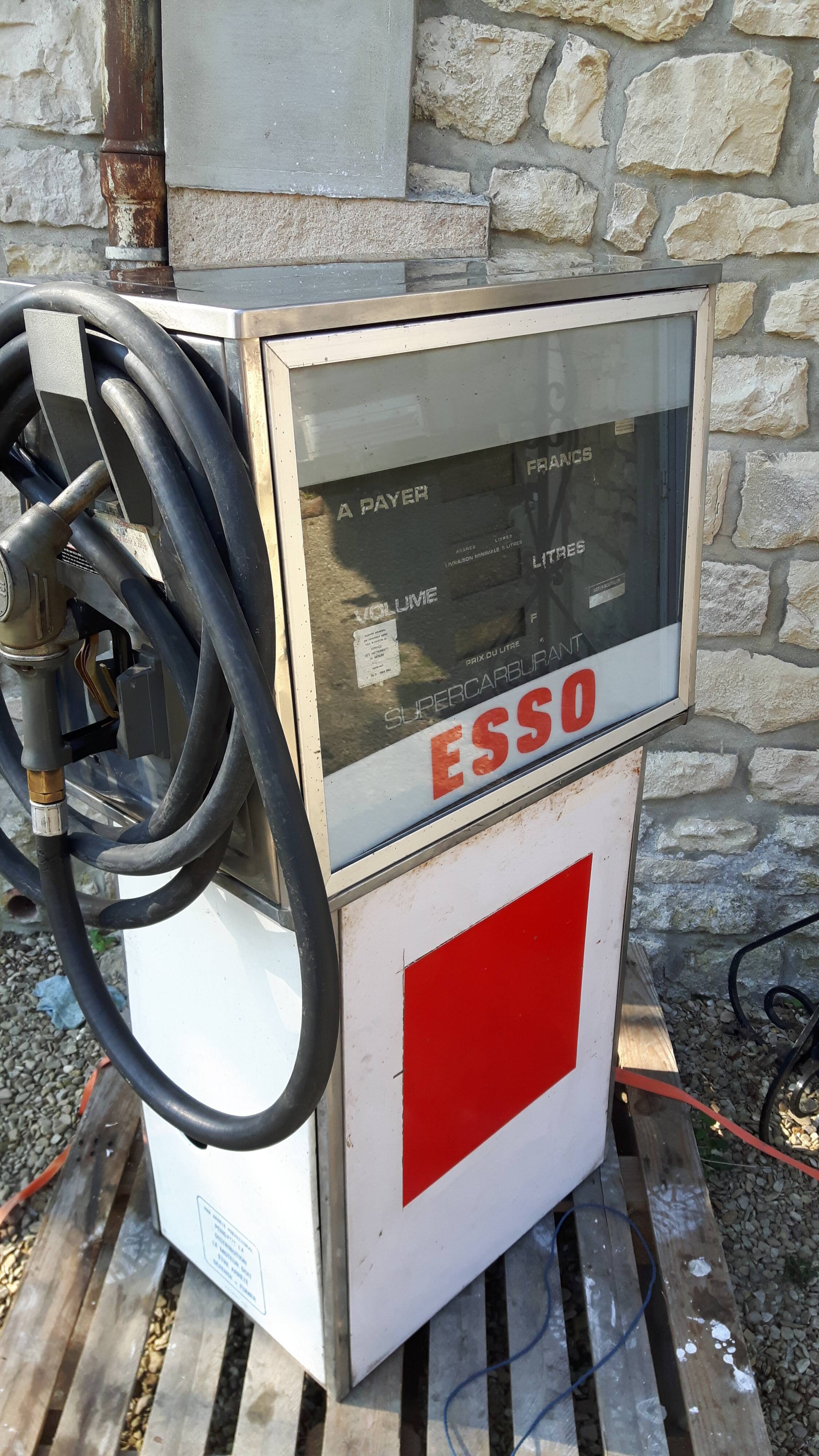 Lot De 2 Pompes à Essence Esso En Aluminium - Mettalix/Aludo (époque Dinky)