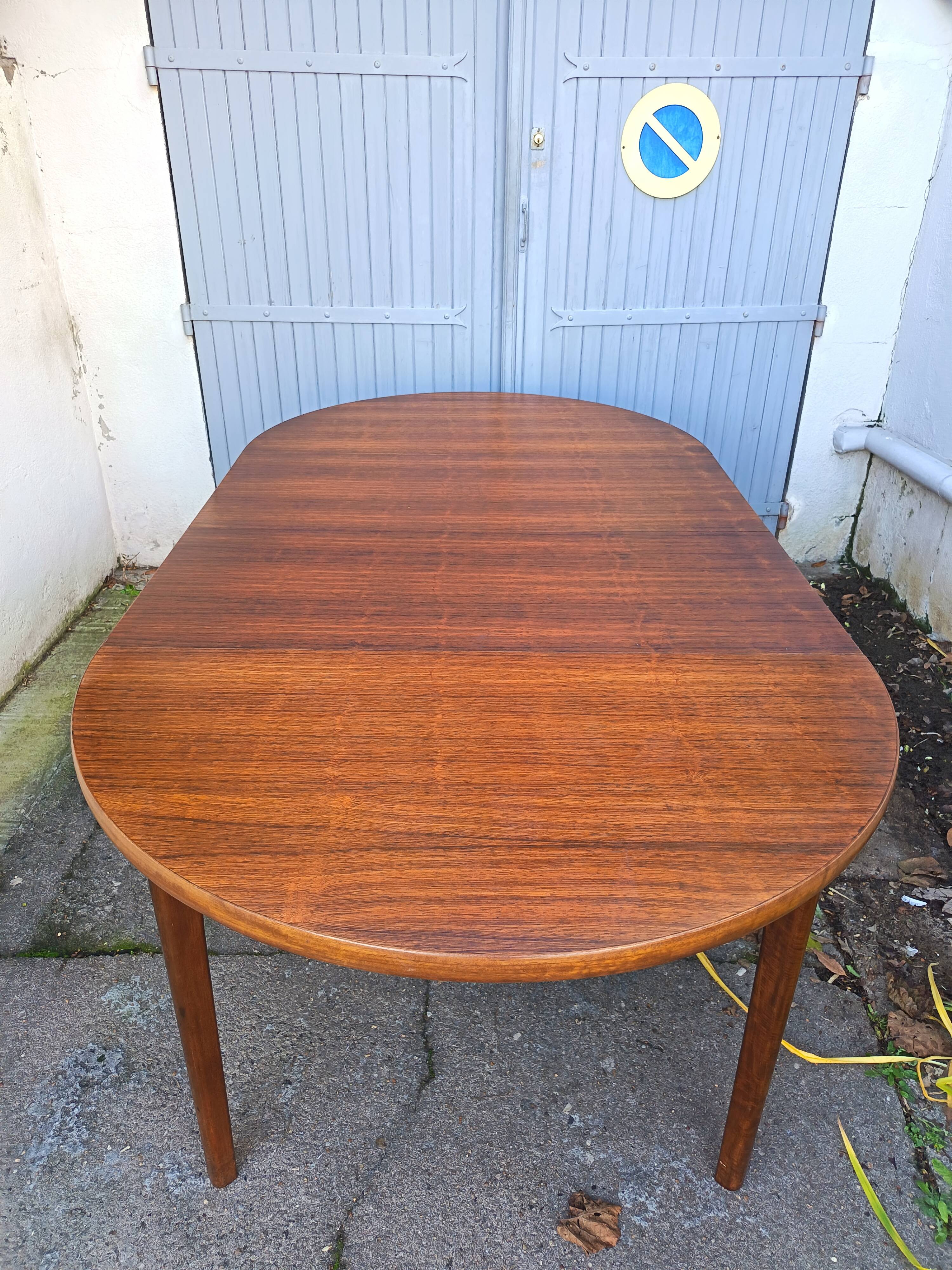 Henning Sorensen extendable dining table in rosewood from the 1960s.
