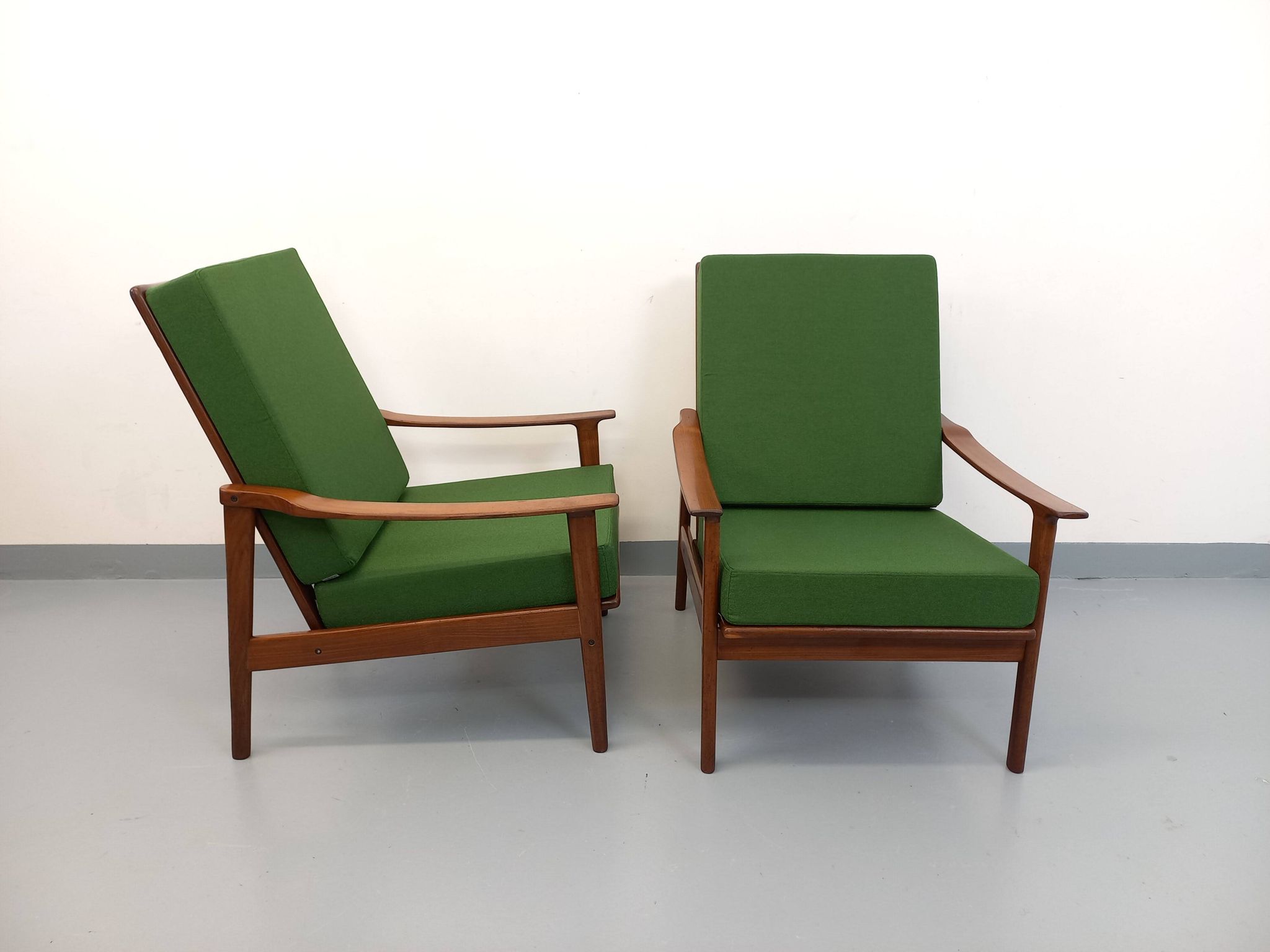 Pair of vintage Scandinavian armchairs in teak and green fabric from the 1960s.