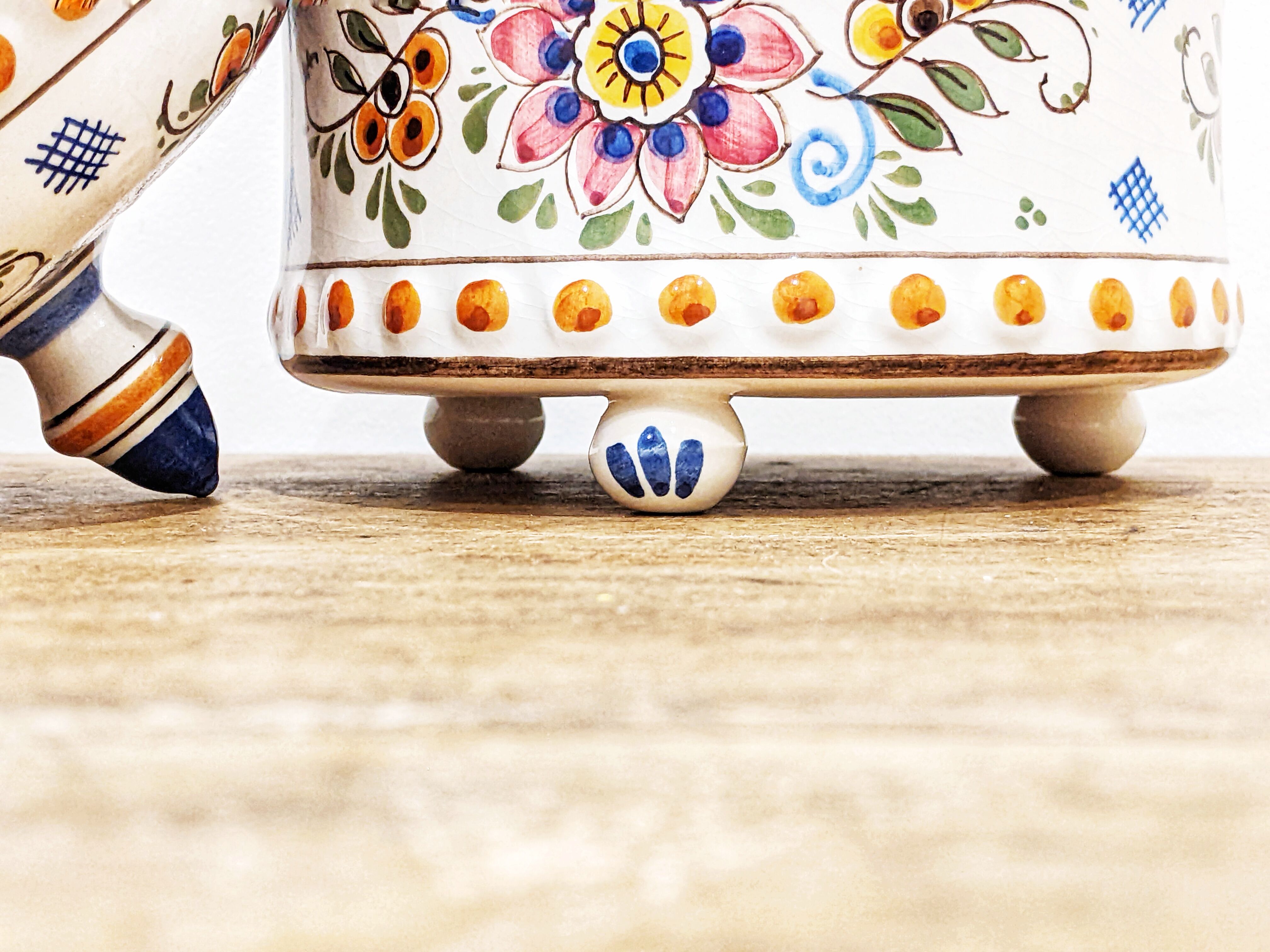 Vintage polychrome box'70 made of Delft ceramic. In perfect condition.