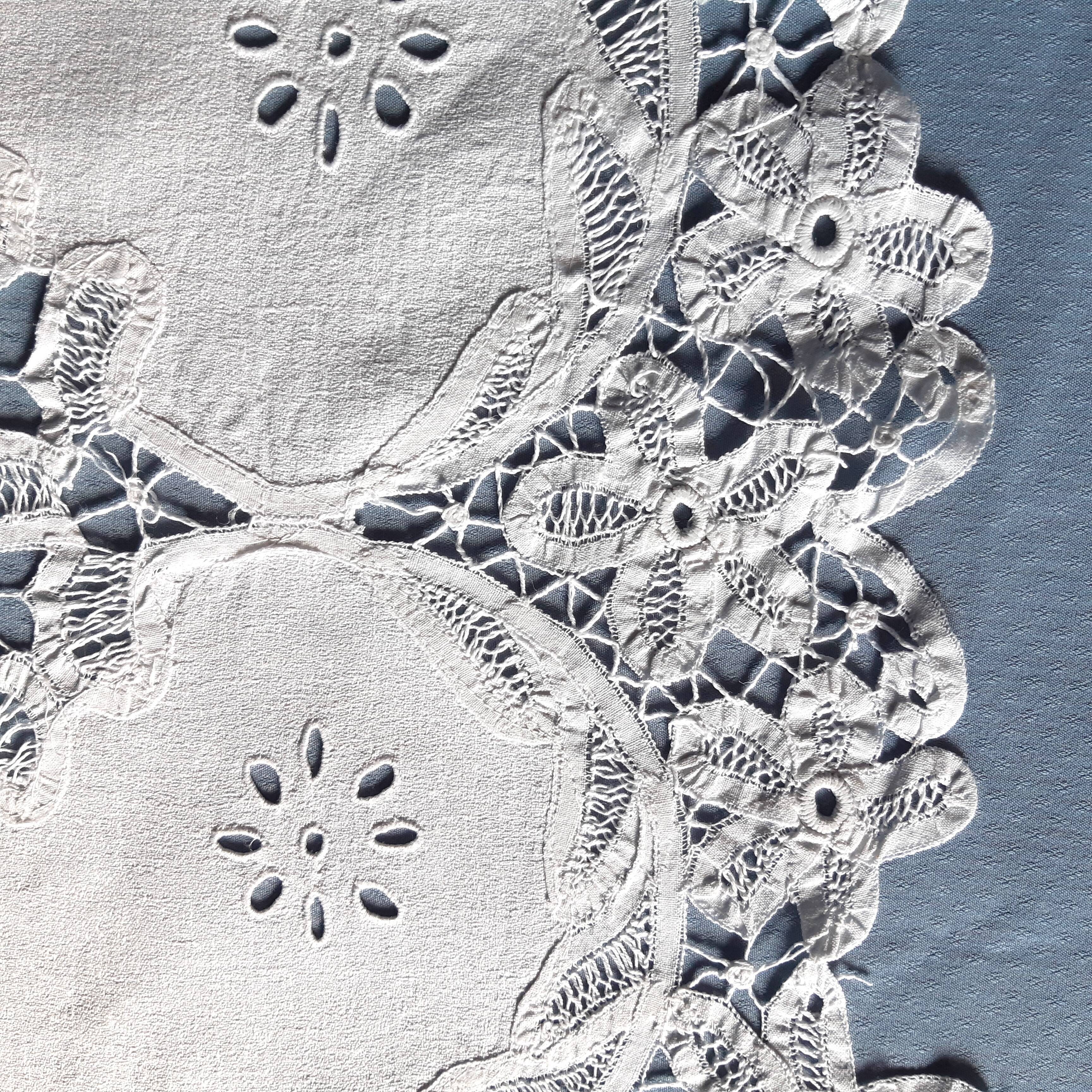 Long centerpiece in luxury lace