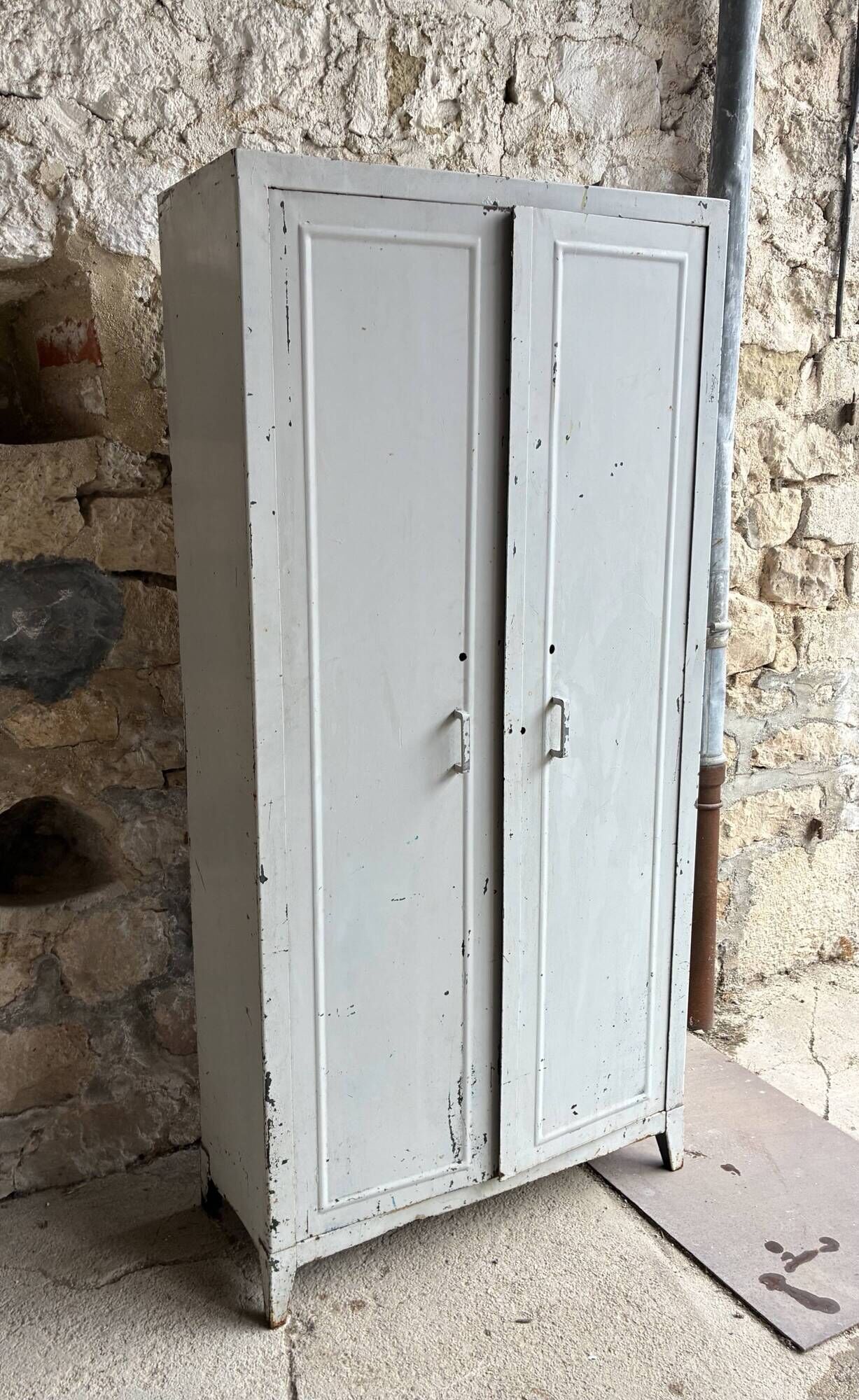 Armoire industrielle d’atelier en métal riveté - vintage 1960