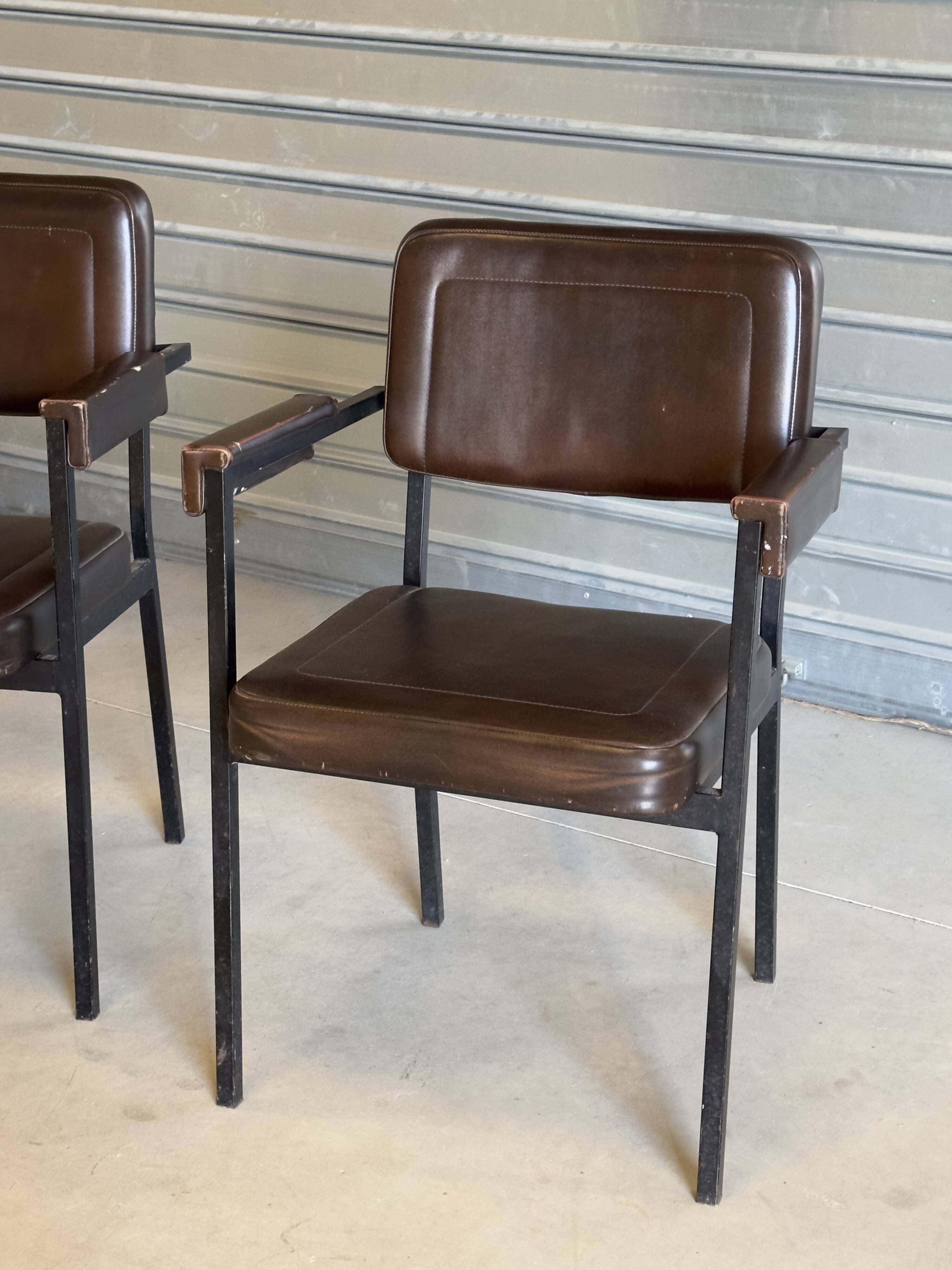 Paire de fauteuils de réunion vintage marron chocolat