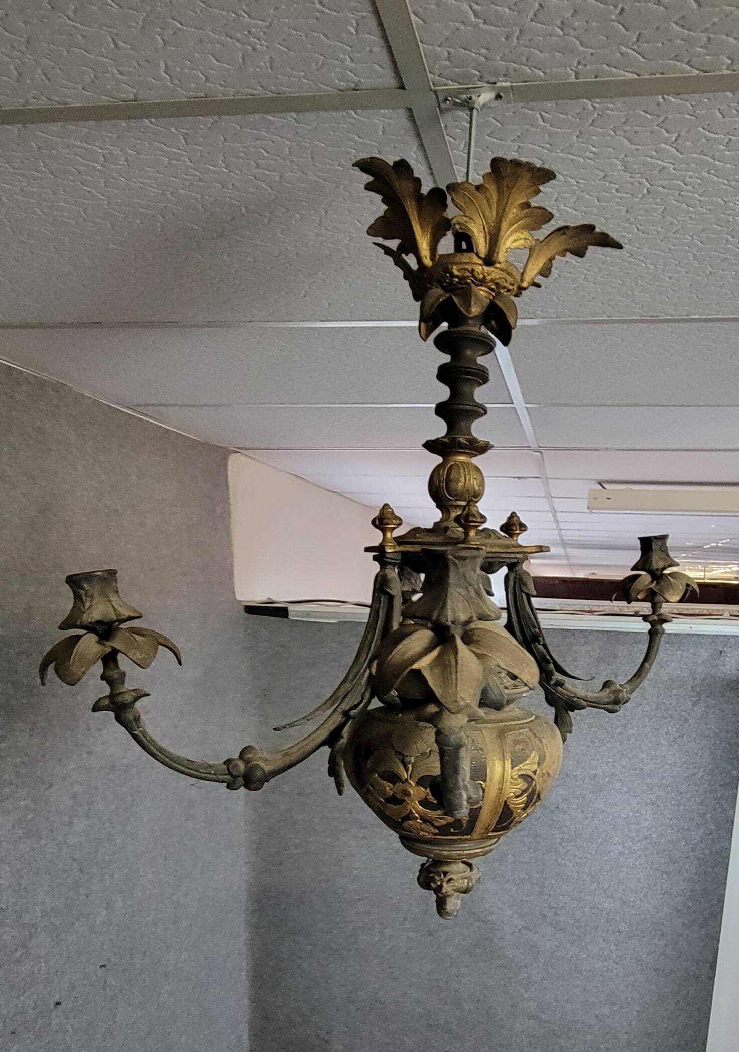 antique chandelier from the time of Napoleon III, dating from the second half of the 19th century