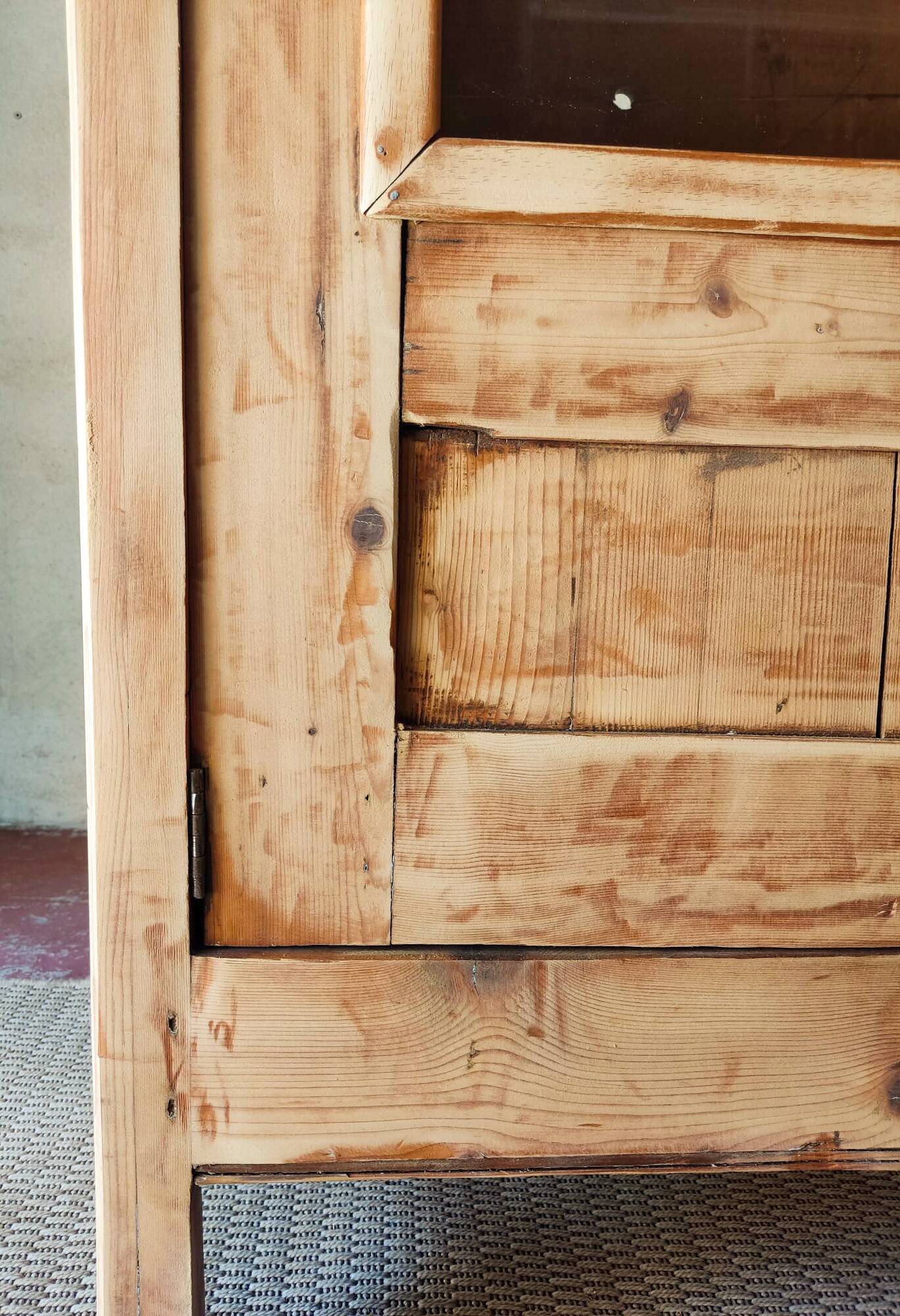 Antique glass-fronted cabinet in solid wood – restored family piece