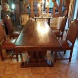Table médiévale avec chaises