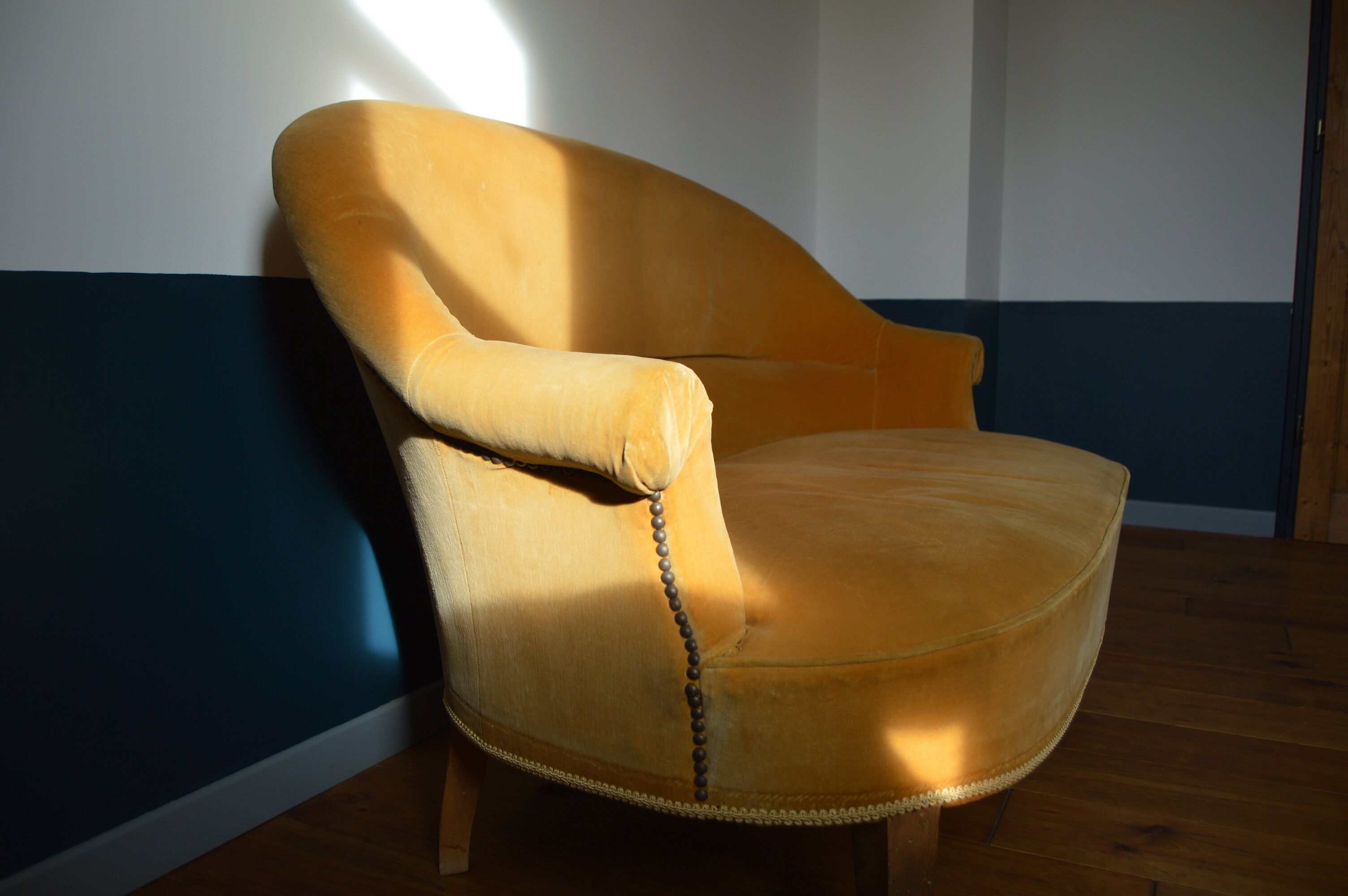 Sofa velvet seat vintage