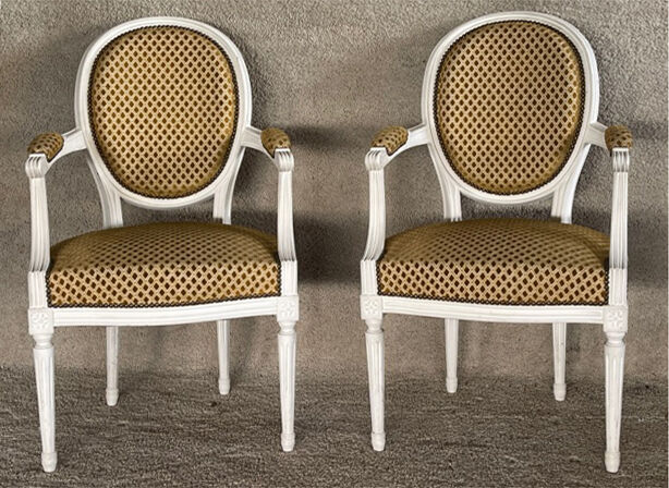 Paire de fauteuils cabriolets de style Louis XVI