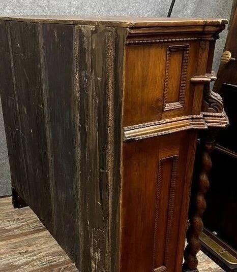 Important Alsatian support buffet in stained solid wood, dating from the 17th century.