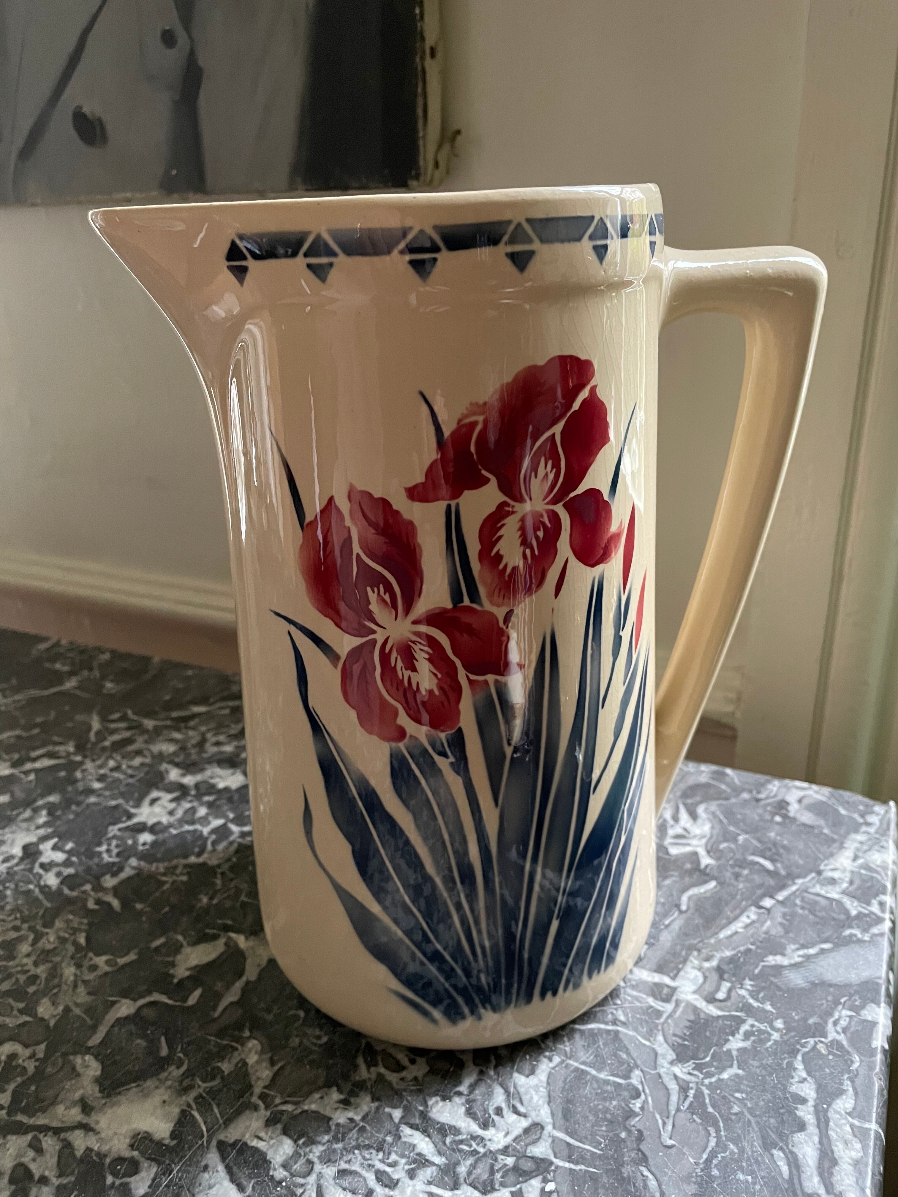 Pichet en faïence Luneville au décor d’iris