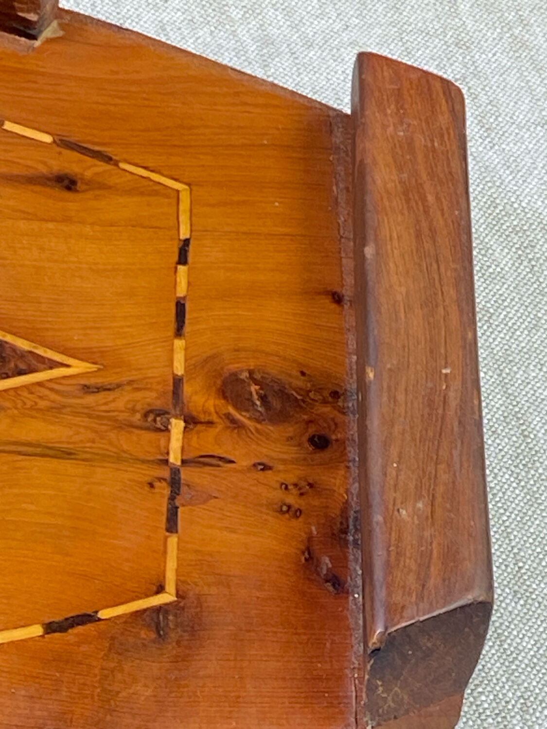 Wooden tray, inlaid decoration with marquetry and mother-of-pearl.