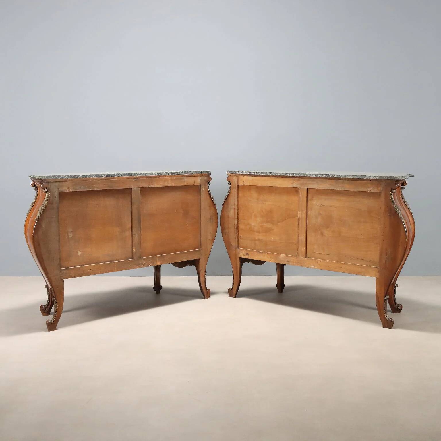 Paire de commodes anciennes style baroque en noyer XIXe siècle